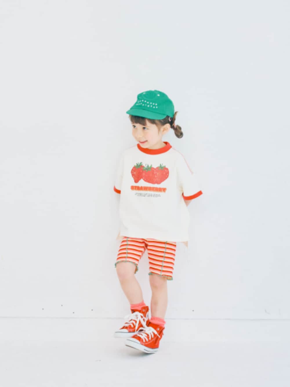 「F.O.Online Store、エフオーオンラインストア(F.O.Online Store)、p.premier、ピードットプルミエ、キッズコーデ、キッズファッション、女の子、ユニセックス、キャップ、ロンT、レギンス、ハーフパンツ、ショートパンツ、ボーダー、靴下チラ見せ」｜「p.premierのネオンカラーリブソックス（ソックス/靴下、ピンク系）」を使った、F.O.OnlineStoreさん（キッズ・110cm）の春コーディネートの1枚目の写真