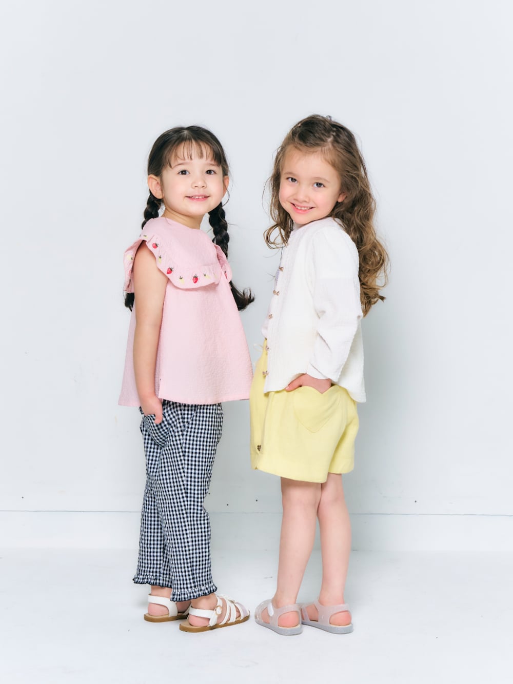 「F.O.Online Store、エフオーオンラインストア(F.O.Online Store)、apres les cours、アプレレクール、キッズコーデ、キッズファッション、女の子、女の子コーデ、カジュアル、カジュアルコーデ、お出かけコーデ、カットソー、きれいめカジュアル、プチプラ、パンツスタイル」｜「apres les coursのレモン・いちご刺繍ブラウス（シャツ/ブラウス、ピンク系）」を使った、F.O.OnlineStoreさん（キッズ・110cm）の春コーディネートの1枚目の写真