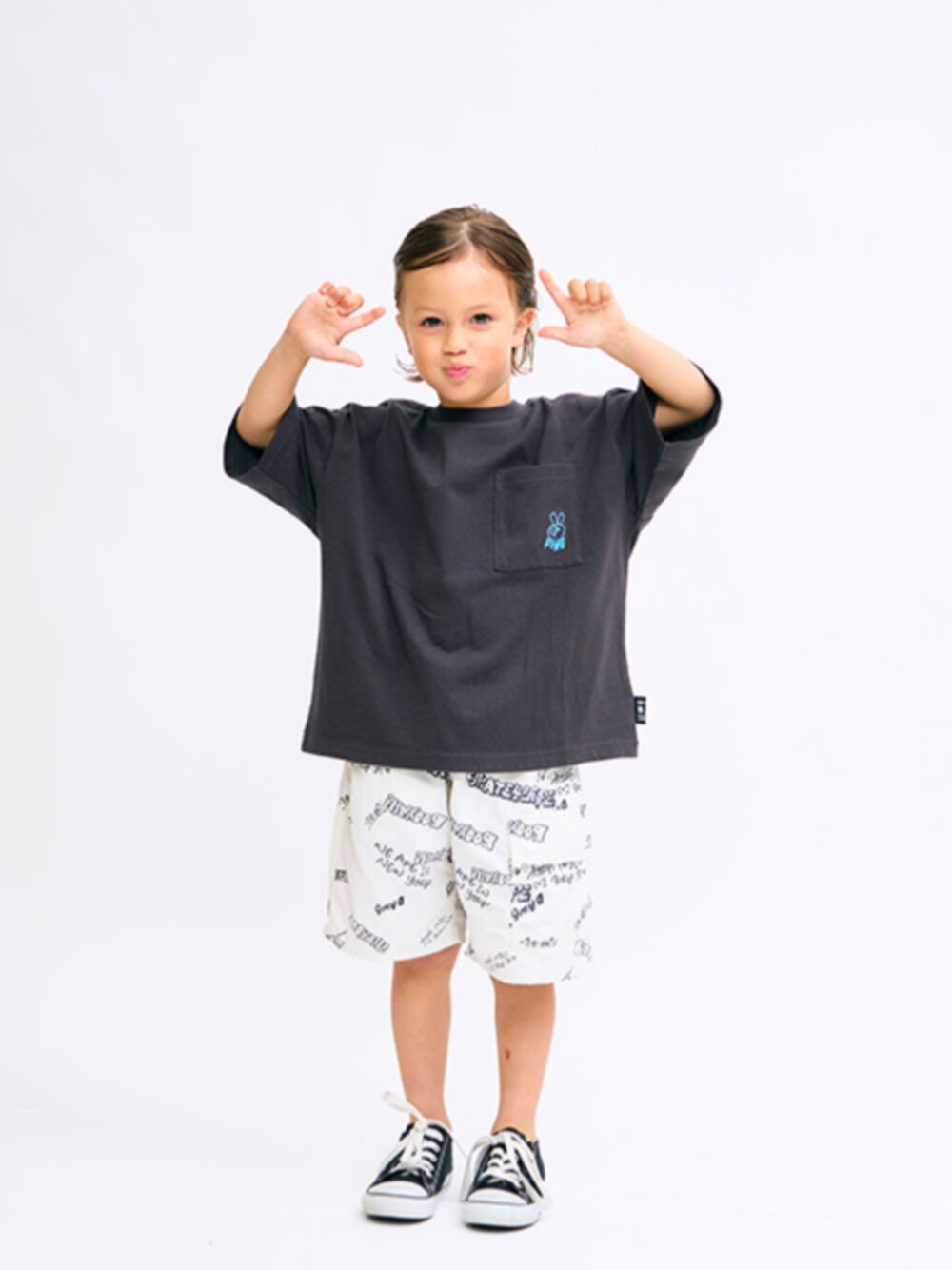 「F.O.Online Store、エフオーオンラインストア(F.O.Online Store)、BREEZE、ブリーズ、ビッグシルエット、半袖シャツ、ハーフパンツ、カジュアル、ゆったり、総柄、夏コーデ、夏、夏だ！Tシャツ着よう！、モノクロ」｜「BREEZEの【WEB限定】刺繍ワッペンTシャツ_80～150サイズ（Tシャツ/カットソー、グレー系）」を使った、F.O.OnlineStoreさん（キッズ・110cm）の夏コーディネートの1枚目の写真