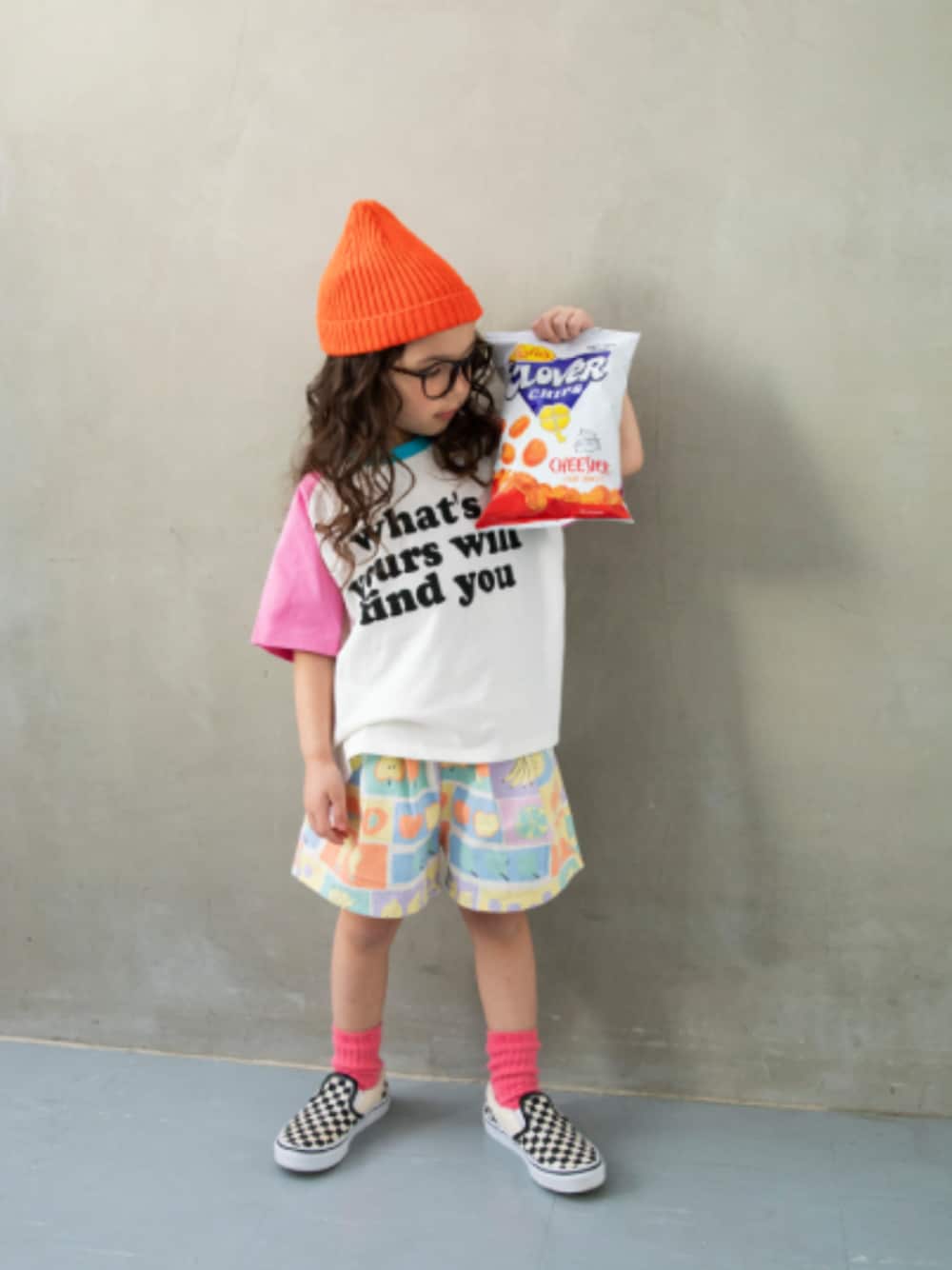 「F.O.Online Store、エフオーオンラインストア(F.O.Online Store)、BREEZE、ブリーズ、キッズコーデ、キッズファッション、女の子、ユニセックス、カジュアル、カジュアルコーデ、ハーフパンツ、ニット帽、めがね、スポーツミックス、春夏コーデ」｜「BREEZEの【Im Jelly！】配色ラグランカラバリ半袖Tシャツ_ジュニア対応（Tシャツ/カットソー、ピンク系）」を使った、F.O.OnlineStoreさん（キッズ・110cm）の春コーディネートの1枚目の写真