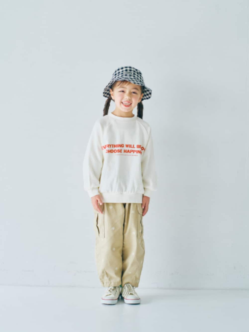 「F.O.Online Store、エフオーオンラインストア(F.O.Online Store)、p.premier、ピードットプルミエ、キッズコーデ、キッズファッション、女の子、ユニセックス、総柄、ロンT、ハット、春服、カーゴパンツ、カジュアルコーデ、チノパン」｜「p.premierのお花の刺繍のゆったりカーゴパンツ（カーゴパンツ、ベージュ系）」を使った、F.O.OnlineStoreさん（キッズ・110cm）の春コーディネートの1枚目の写真