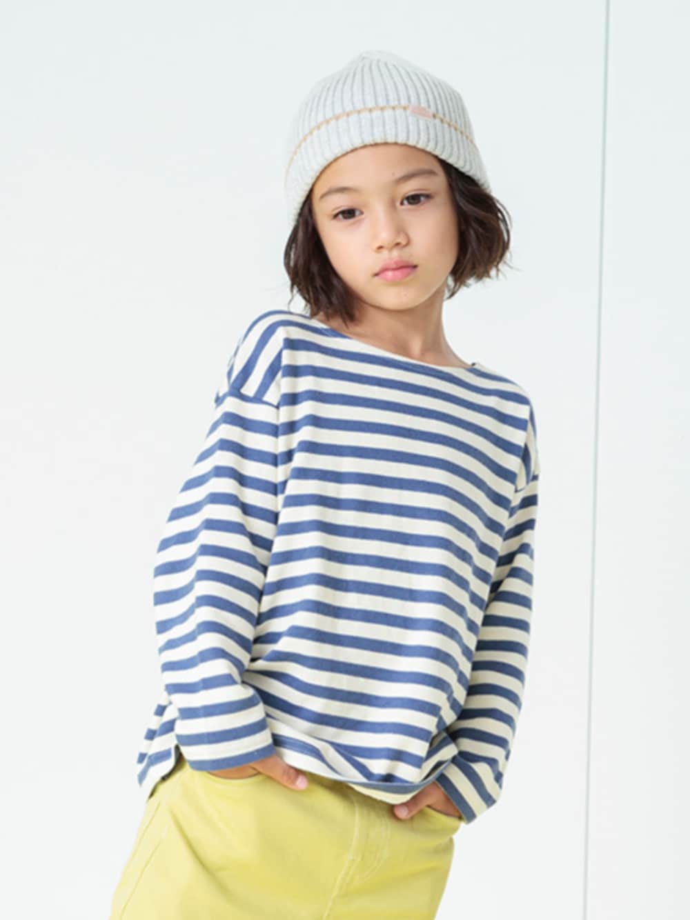 「エフオーオンラインストア(F.O.Online Store)、F.O.Online Store、BREEZE、おとこのこ、ボーダー、カジュアルコーデ、レモンイエロー、イエロー、ニット帽、長袖Tシャツ、ロンT、ラフ、カジュアル、ストリート、ゆったりコーデ」｜「BREEZEのカラフルニット帽（ニットキャップ/ビーニー、ホワイト系）」を使った、F.O.OnlineStoreさん（キッズ・110cm）の冬コーディネートの1枚目の写真