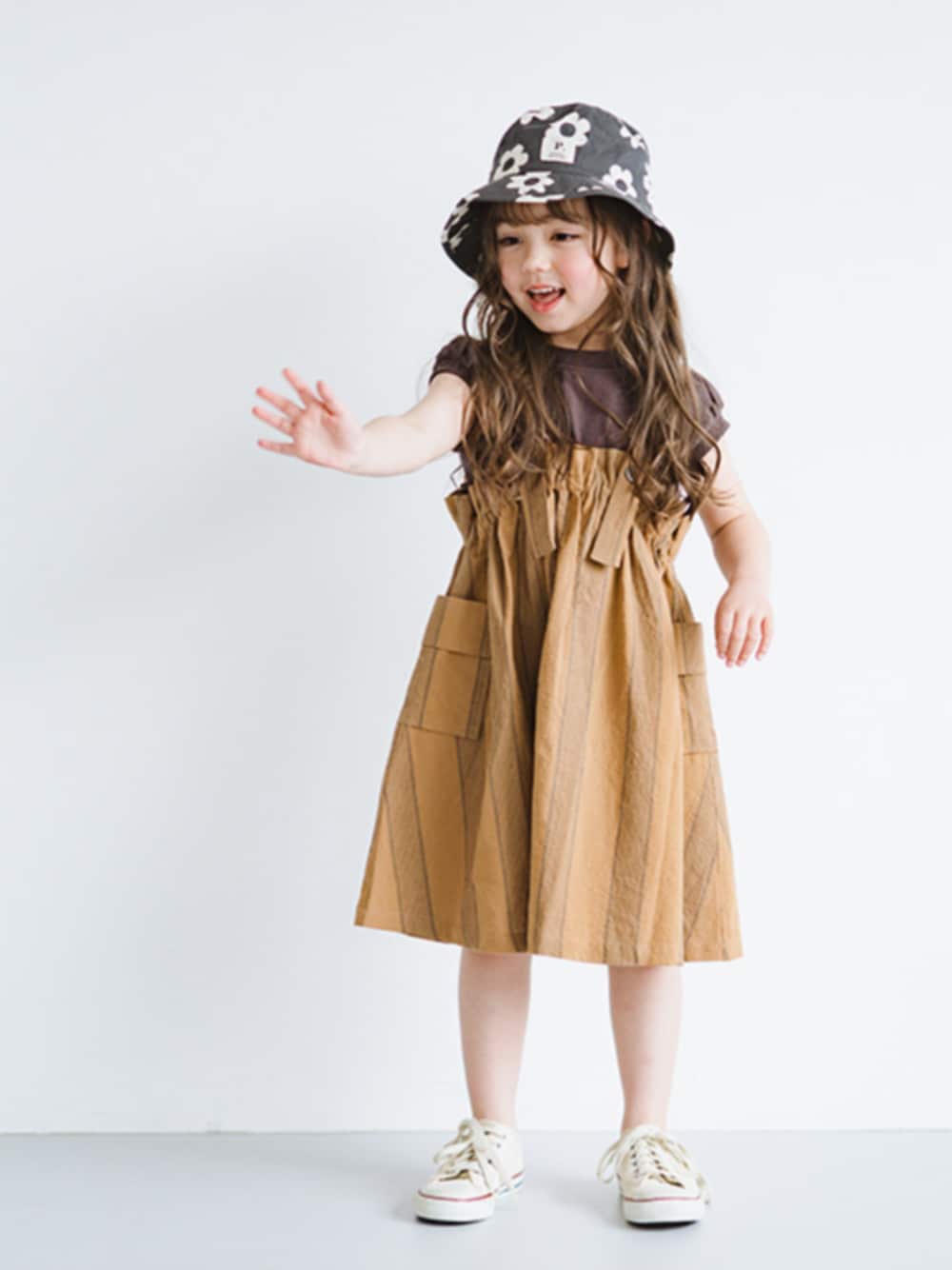「F.O.Online Store、エフオーオンラインストア(F.O.Online Store)、p.premier、ピードットプルミエ、ナチュラル、ワンピース、バケットハット、ストライプ柄、お花柄、シンプルコーデ、女の子、ジャンスカ、お出かけコーデ、夏コーデ」｜「p.premierの先染めストライプワンピース&トップスセット（ワンピース、ブラウン系）」を使った、F.O.OnlineStoreさん（キッズ・110cm）の春コーディネートの1枚目の写真