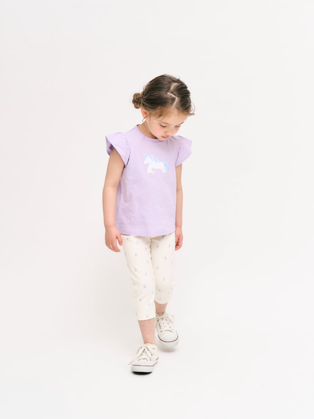 「F.O.Online Store、エフオーオンラインストア(F.O.Online Store)、apres les cours、アプレレクール、キッズコーデ、キッズファッション、女の子、女の子コーデ、きれいめカジュアル、プチプラ、淡色コーデ、レギンス、リボン、花柄、春めき満開コーデ」｜「apres les coursの【WEB限定/ジュニア対応】袖フリルTシャツ/7days Style（Tシャツ/カットソー、パープル系）」を使った、F.O.OnlineStoreさん（キッズ・110cm）の春コーディネートの1枚目の写真