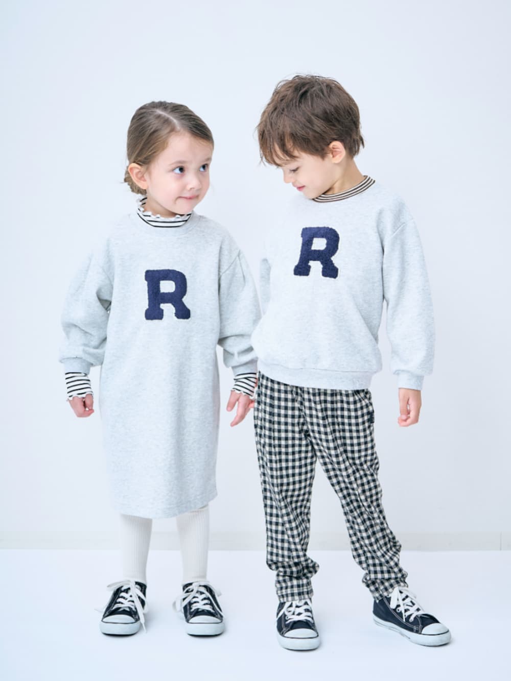 「F.O.Online Store、エフオーオンラインストア(F.O.Online Store)、apres les cours、アプレレクール、スウェット、ワンピース、カジュアル、リンクコーデ、おそろいコーデ、ワッペン、ロゴスウェット、子供服、キッズコーデ、女の子、男の子」｜「apres les coursの【リンク】8柄バラエティモチーフトレーナー（スウェット、ホワイト系）」を使った、F.O.OnlineStoreさん（キッズ・110cm）の秋コーディネートの1枚目の写真