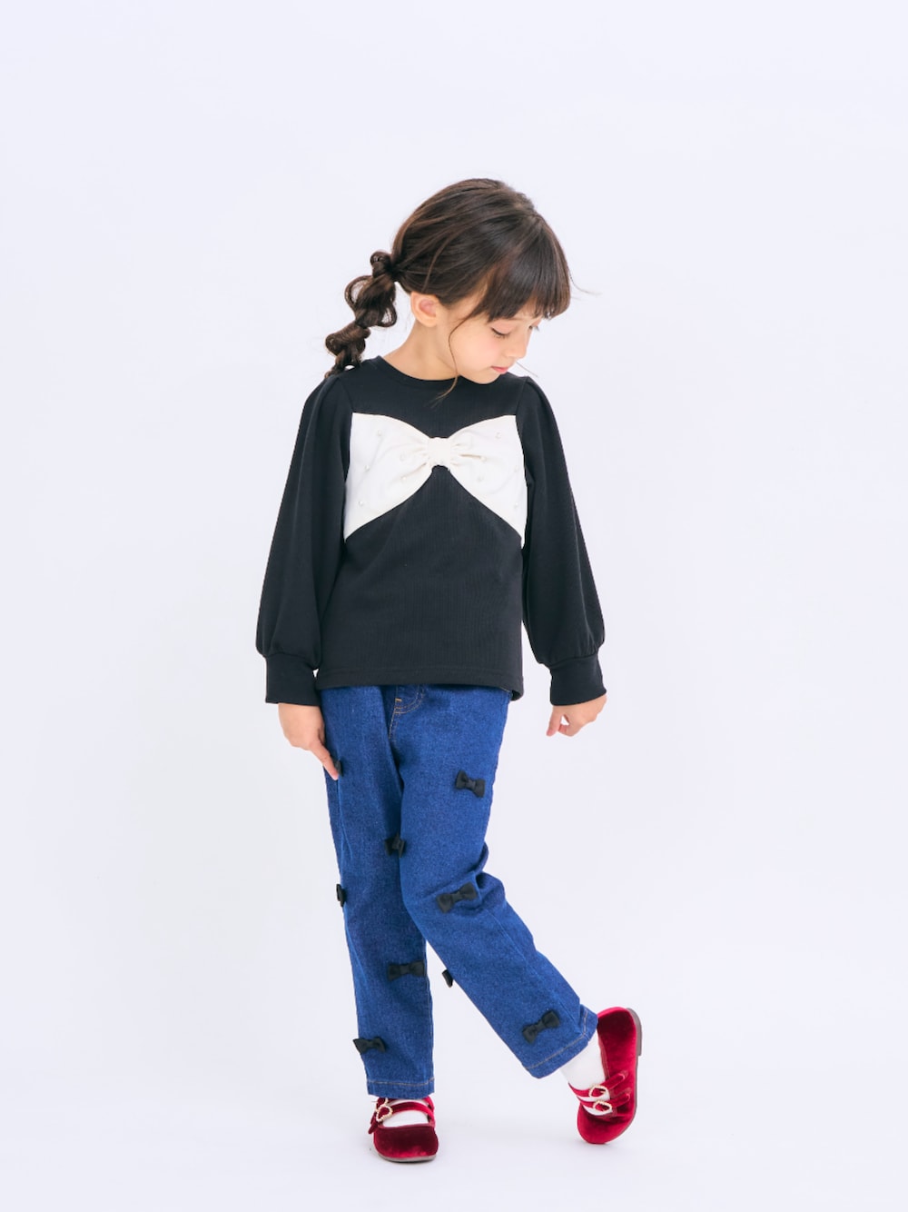 「F.O.Online Store、エフオーオンラインストア(F.O.Online Store)、apres les cours、アプレレクール、リボン、長袖Tシャツ、秋冬コーデ、デニムパンツ、パンツスタイル、デニム、カジュアルガーリー、パンプス、お出かけコーデ、冬コーデ、女の子」｜「apres les coursのメニーリボンデニムパンツ（デニムパンツ、ブルー系）」を使った、F.O.OnlineStoreさん（キッズ・110cm）の秋コーディネートの1枚目の写真