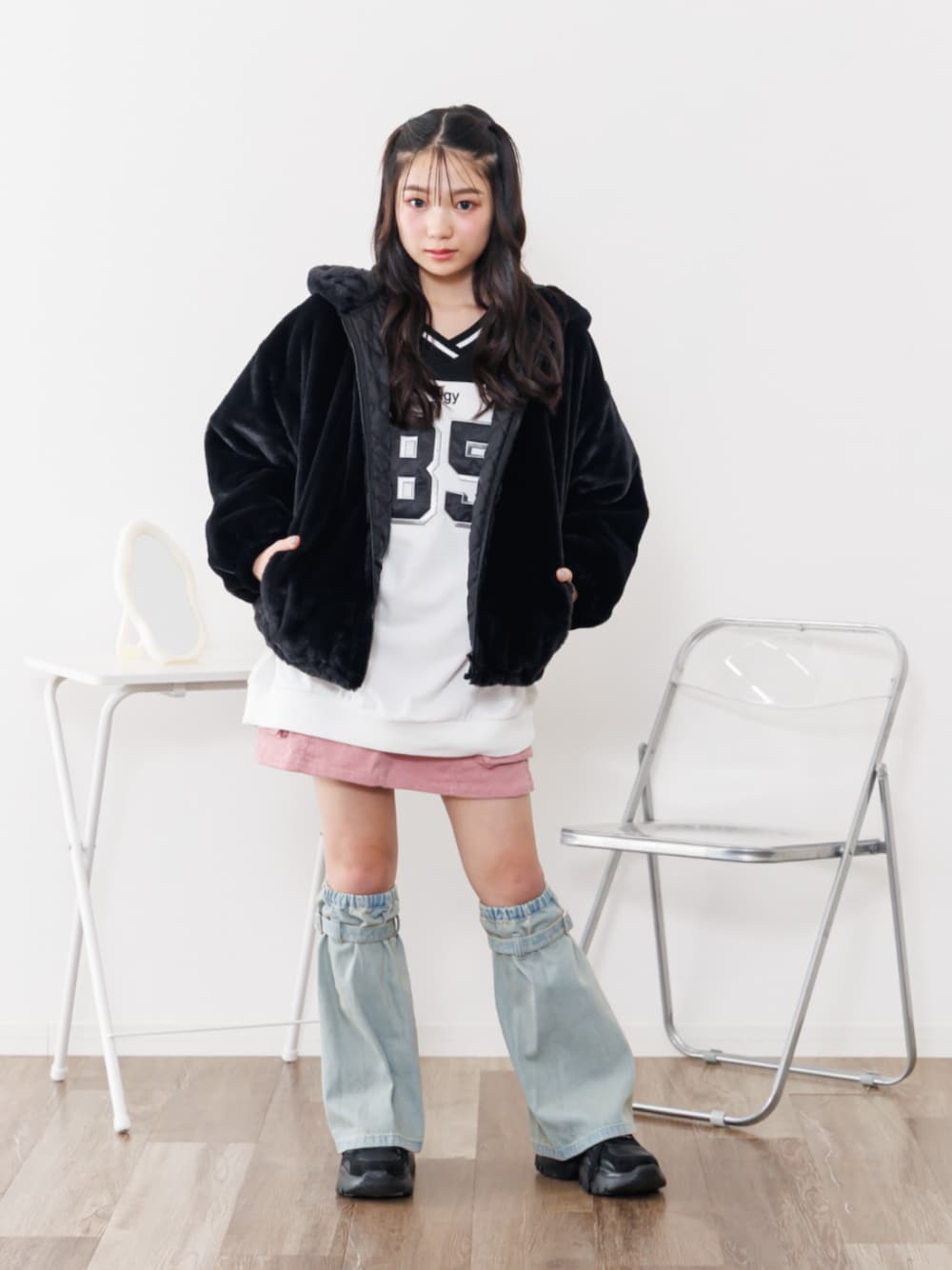 ブラック系のスニーカー、ブラック系のワンピース、ブラック系のブルゾンを着用したキッズの秋コーディネートの1枚目の写真