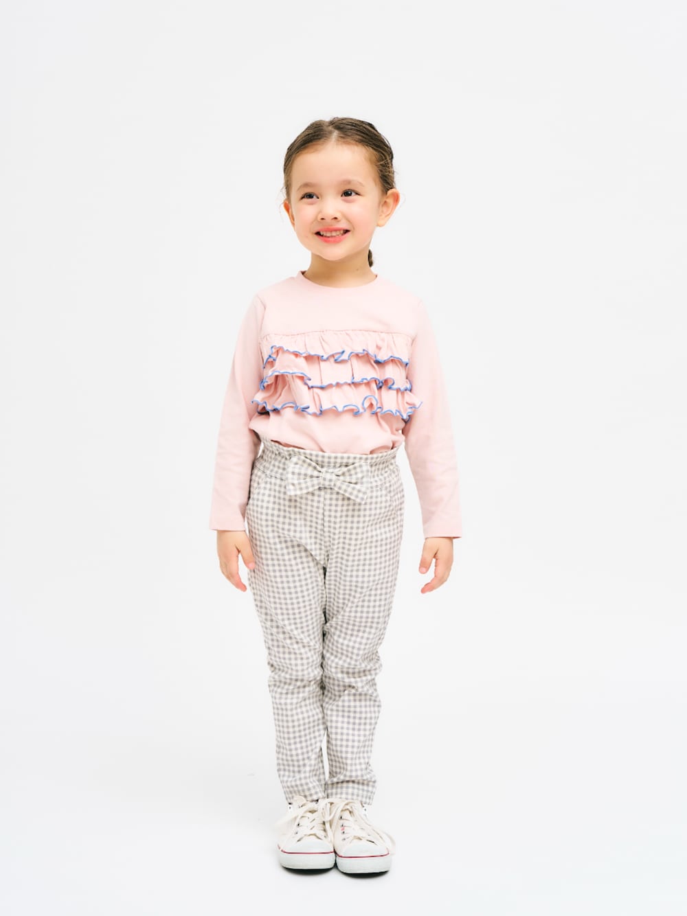 「F.O.Online Store、エフオーオンラインストア(F.O.Online Store)、apres les cours、アプレレクール、キッズコーデ、キッズファッション、女の子、女の子コーデ、お出かけコーデ、春コーデ、春色、フリルトップス、カジュアルコーデ、カジュアルガーリー、カットソー」｜「apres les coursのWEB限定フリル長袖Tシャツ/7days Style（Tシャツ/カットソー、ピンク系）」を使った、F.O.OnlineStoreさん（キッズ・110cm）の春コーディネートの1枚目の写真