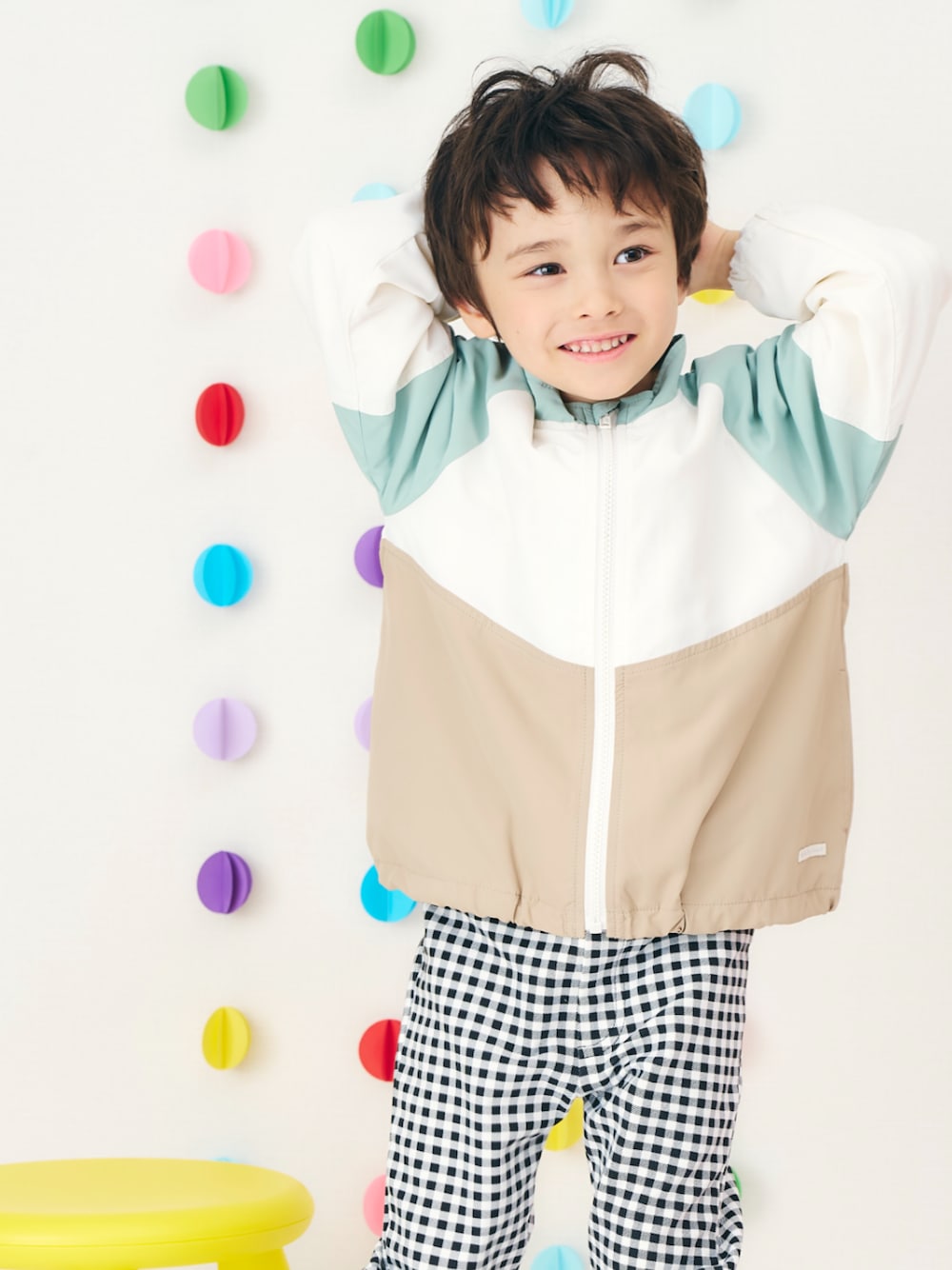「F.O.Online Store、エフオーオンラインストア(F.O.Online Store)、apres les cours、アプレレクール、キッズコーデ、キッズファッション、男の子、ユニセックス、春コーデ、春、春服、ウィンドブレーカー、アウター、羽織り、カジュアル」｜「apres les coursの【撥水加工】バラエティウィンドブレーカー（ナイロンジャケット、グリーン系）」を使った、F.O.OnlineStoreさん（キッズ・110cm）の冬コーディネートの1枚目の写真