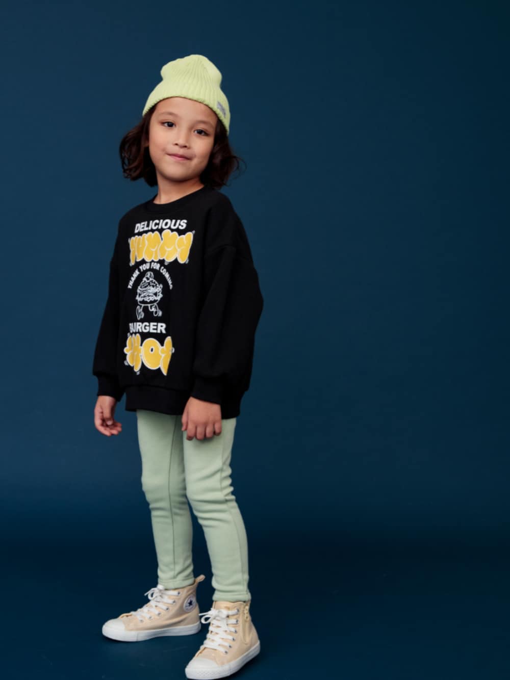 「キッズコーデ、キッズファッション、F.O.Online Store、エフオーオンラインストア(F.O.Online Store)、BREEZE、ブリーズ、トレーナー、スウェット、スキニーパンツ、ニット帽」｜「BREEZEのカラバリニットキャップ（ニットキャップ/ビーニー、グリーン系）」を使った、F.O.OnlineStoreさん（キッズ・110cm）の冬コーディネートの1枚目の写真