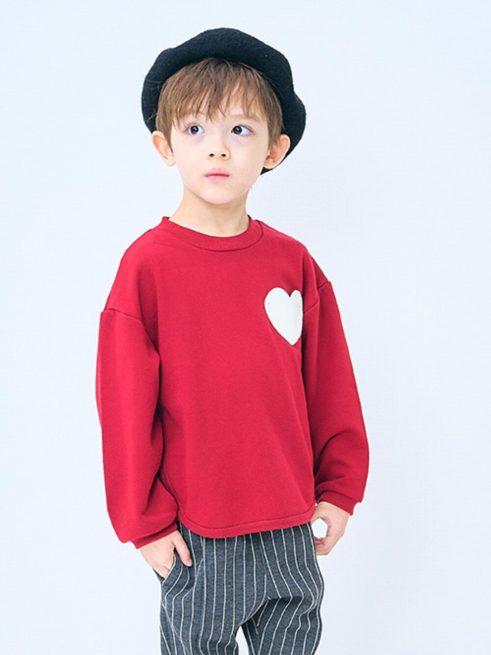 「F.O.Online Store、エフオーオンラインストア(F.O.Online Store)、apres les cours、アプレレクール、男の子、ハート、トレーナー、スウェット、レッド、秋冬コーデ、ベレー帽、ゆったり、カジュアル、ユニセックス、キッズコーデ」｜「apres les coursの無地・総柄ゆったりトレーナー（スウェット、レッド系）」を使った、F.O.OnlineStoreさん（キッズ・110cm）の秋コーディネートの1枚目の写真