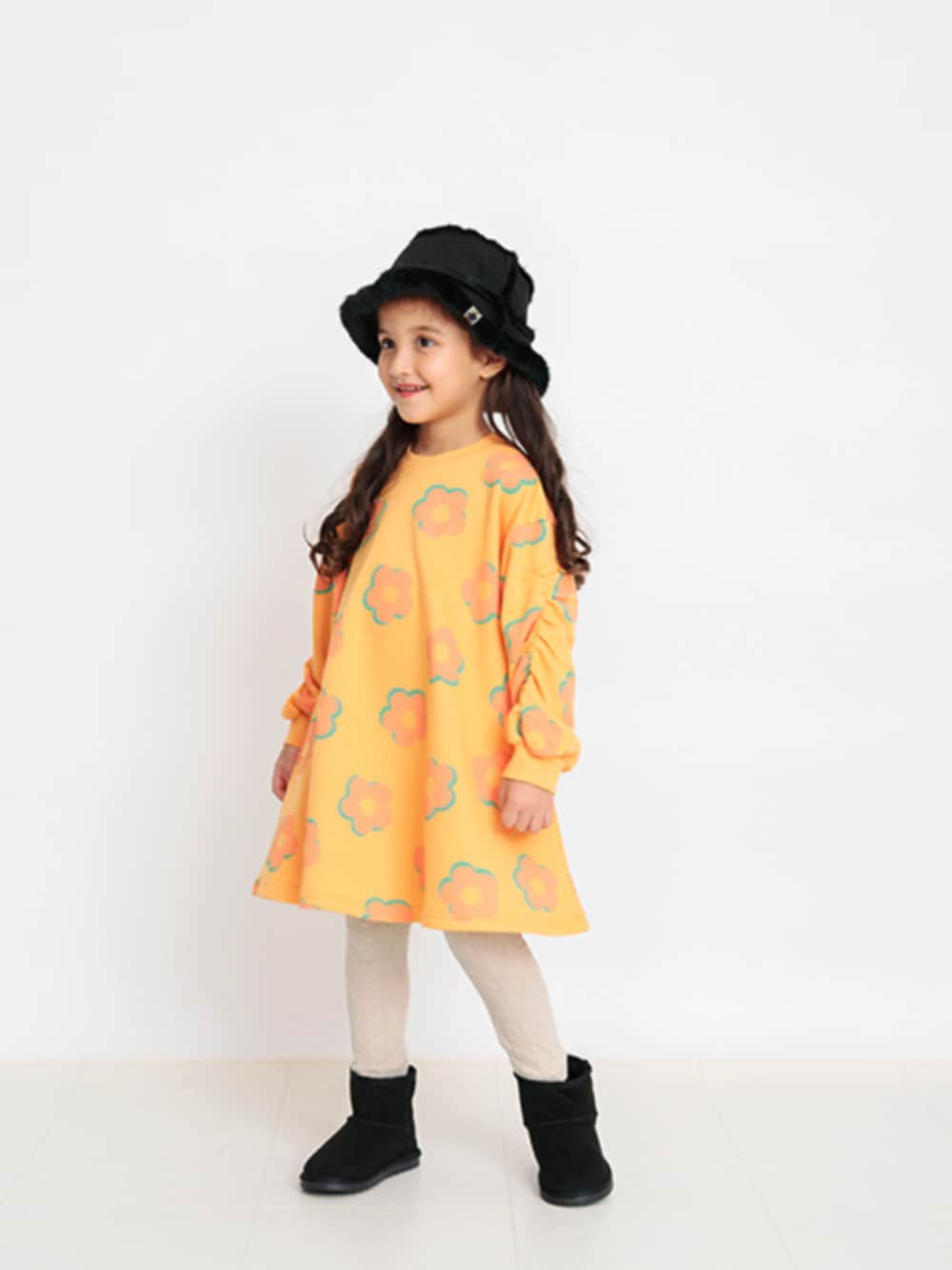 「F.O.Online Store、エフオーオンラインストア(F.O.Online Store)、BREEZE、ブリーズ、ワンピース、オレンジ、花柄ワンピース、花柄、秋コーデ、カラーコーデ、女の子、キッズコーデ、キッズファッション」｜「BREEZEの【リンク】4色4柄ワンピース（ワンピース、オレンジ系）」を使った、F.O.OnlineStoreさん（キッズ・110cm）の秋コーディネートの1枚目の写真