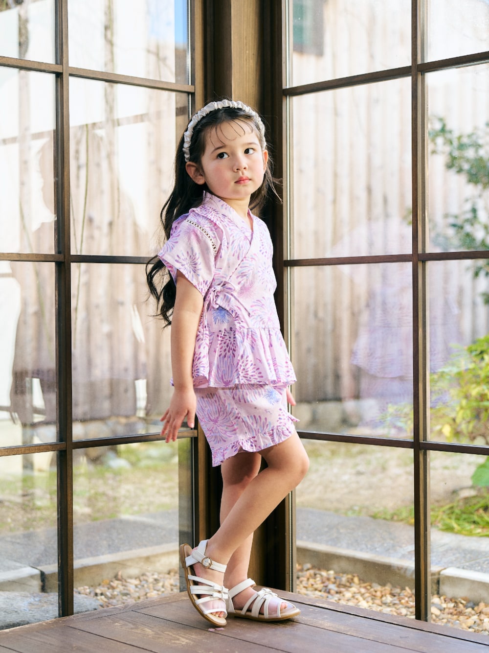 「F.O.Online Store、エフオーオンラインストア(F.O.Online Store)、apres les cours、アプレレクール、キッズファッション、キッズコーデ、女の子、女の子コーデ、浴衣、甚平、夏コーデ、夏、夏休み、夏祭り、お出かけコーデ」｜「apres les coursのリボンメッシュサンダル（サンダル、ホワイト系）」を使った、F.O.OnlineStoreさん（キッズ・110cm）の春コーディネートの1枚目の写真