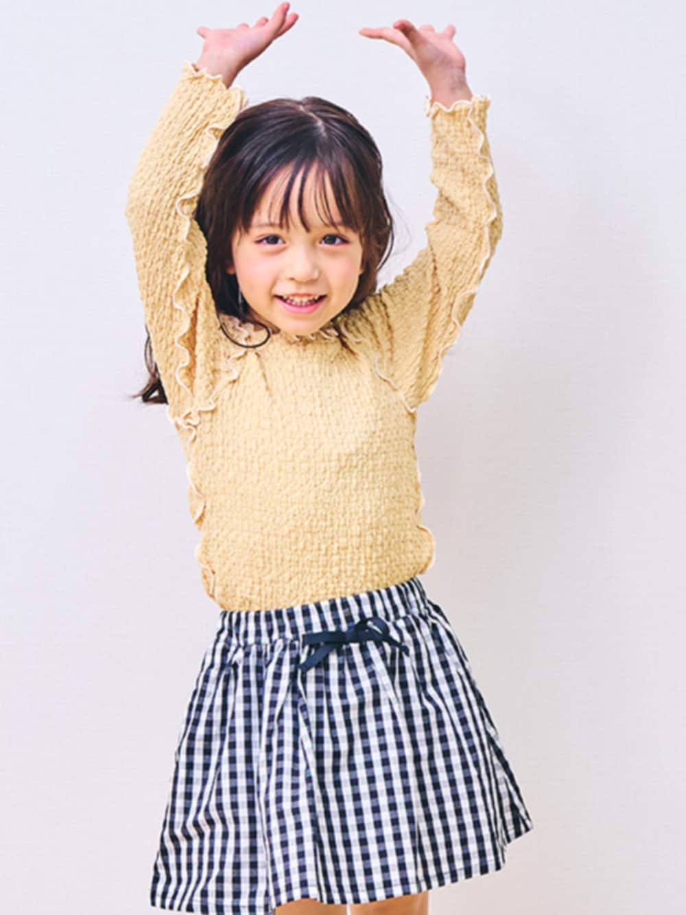 「エフオーオンラインストア(F.O.Online Store)、F.O.Online Store、apres les cours、イエロー、チェック、ギンガムチェック、メロウ、おんなのこ、おでかけコーデ、スカート、カラーコーデ、春コーデ、春カラー、キッズコーデ、カジュアルガーリー」｜「apres les coursのメロウリブTシャツ（Tシャツ/カットソー、イエロー系）」を使った、F.O.OnlineStoreさん（キッズ・110cm）の冬コーディネートの1枚目の写真