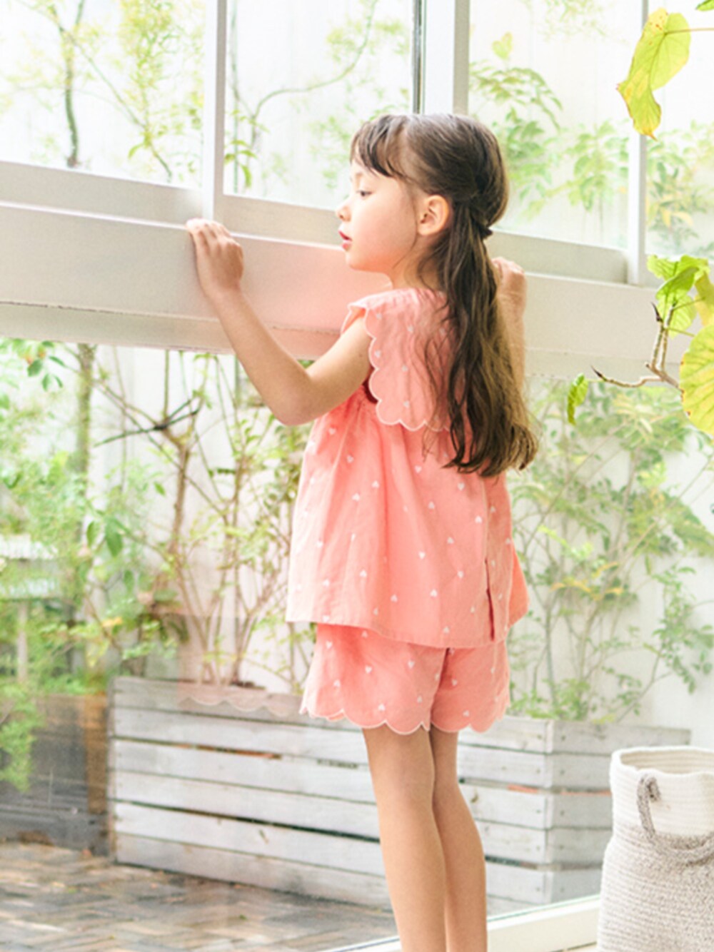 「F.O.Online Store、エフオーオンラインストア(F.O.Online Store)、apres les cours、アプレレクール、サーモンピンク、セットアップ、ガーリー、ガーリーカジュアル、おんなのこ、お出かけコーデ、きれいめカジュアル、ショートパンツ、スカラップ、刺繍ブラウス、カラーコーデ」｜「apres les coursのハート・フラワー・シェル スカラップチュニック（チュニック、ピンク系）」を使った、F.O.OnlineStoreさん（キッズ・110cm）の夏コーディネートの1枚目の写真