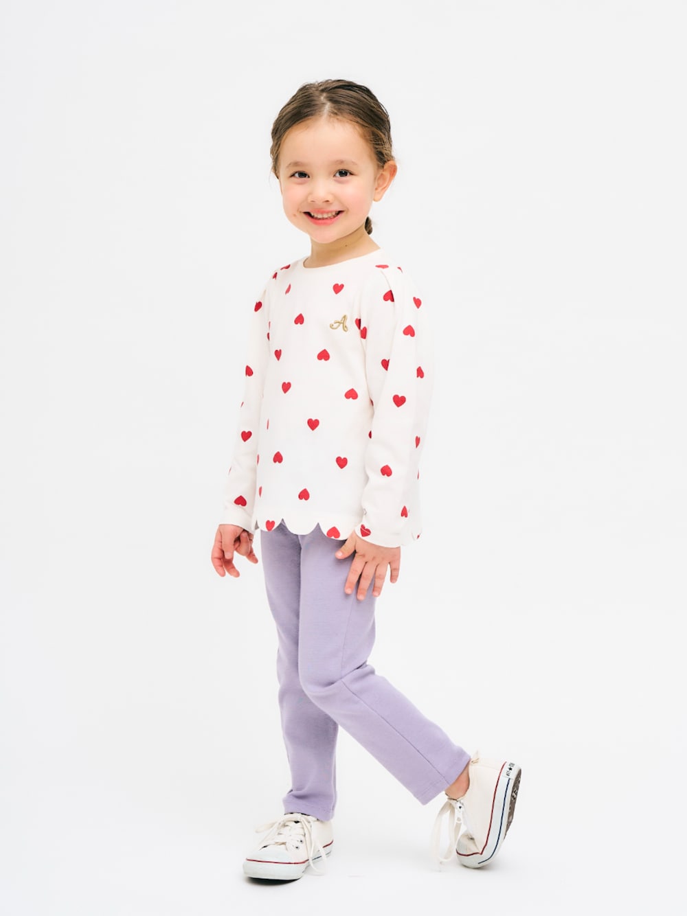 「F.O.Online Store、エフオーオンラインストア(F.O.Online Store)、apres les cours、アプレレクール、キッズコーデ、キッズファッション、女の子、カジュアル、カジュアルコーデ、ロンT、パンツスタイル、お出かけコーデ、春コーデ、春色、春」｜「apres les coursの裾スカラップハートモチーフＴシャツ（Tシャツ/カットソー、レッド系）」を使った、F.O.OnlineStoreさん（キッズ・110cm）の春コーディネートの1枚目の写真