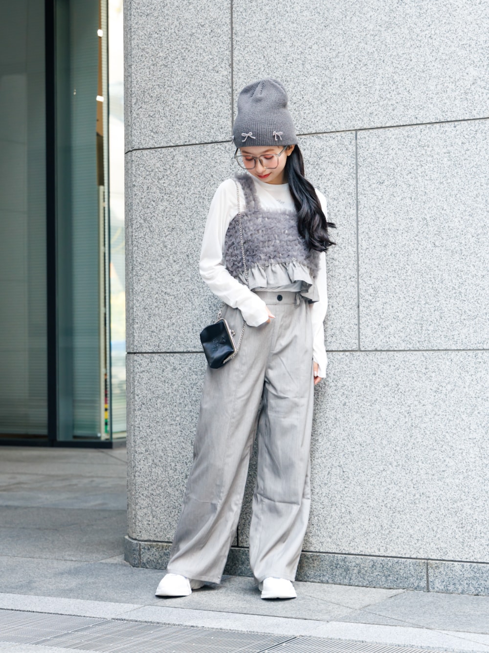 「F.O.Online Store、エフオーオンラインストア(F.O.Online Store)、ALGY、アルジー、キッズコーデ、キッズファッション、女の子、女の子コーデ、ストリート、ニット帽、モノトーン、プチプラ、カジュアル、カジュアルコーデ、セットアップ」｜「algyのデザインソールスニーカー（スニーカー、ホワイト系）」を使った、F.O.OnlineStoreさん（キッズ・154cm）の春コーディネートの1枚目の写真