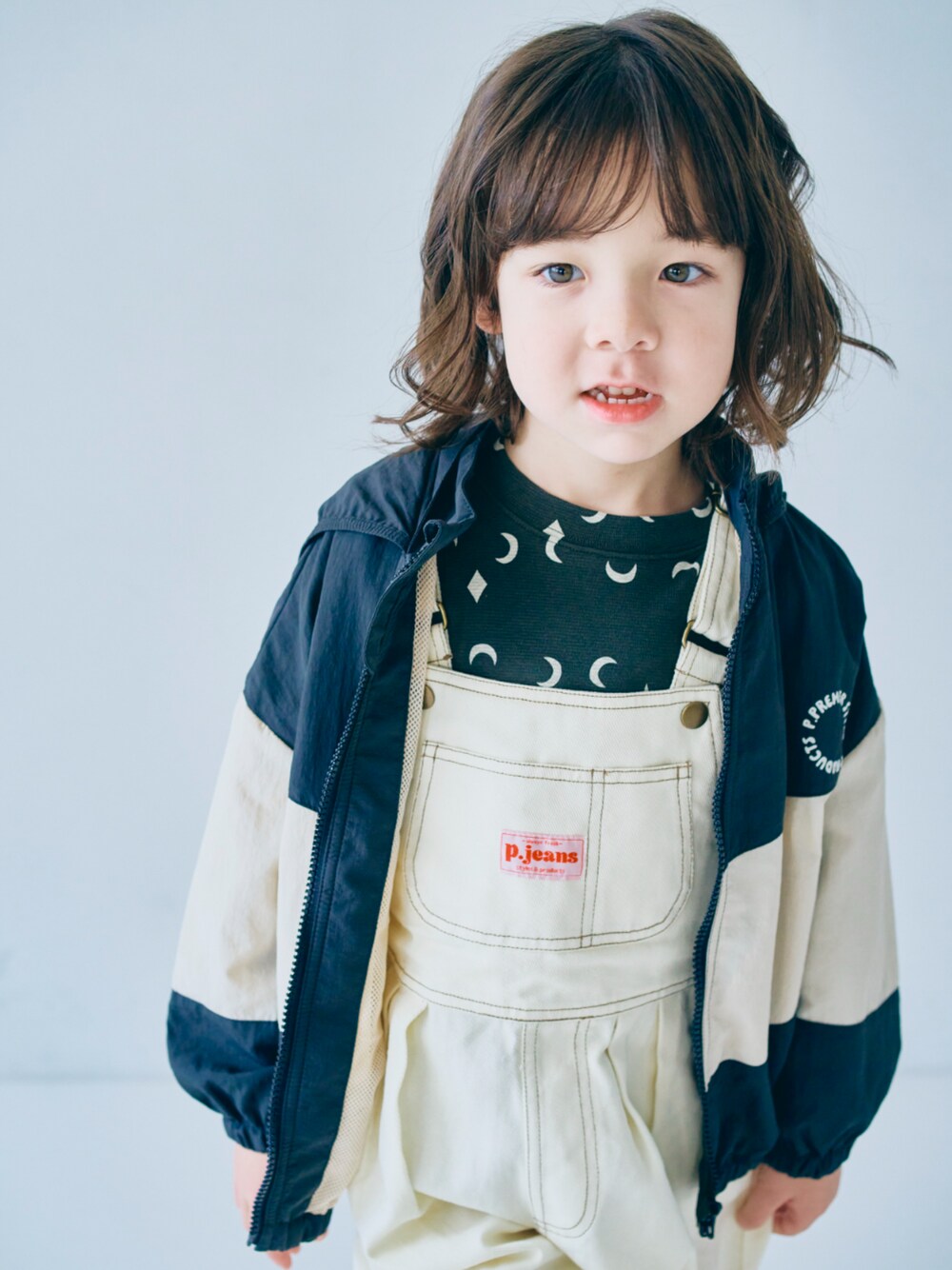 「F.O.Online Store、エフオーオンラインストア(F.O.Online Store)、p.premier、ピードットプルミエ、キッズコーデ、キッズファッション、男の子、ウィンドブレーカー、春コーデ、春服、通園コーデ、通学コーデ、アウター、ユニセックス、サロペット」｜「p.premierのヘビロテしたくなる総柄長袖ストレッチTシャツ（Tシャツ/カットソー、ブラック系）」を使った、F.O.OnlineStoreさん（キッズ・110cm）の冬コーディネートの1枚目の写真