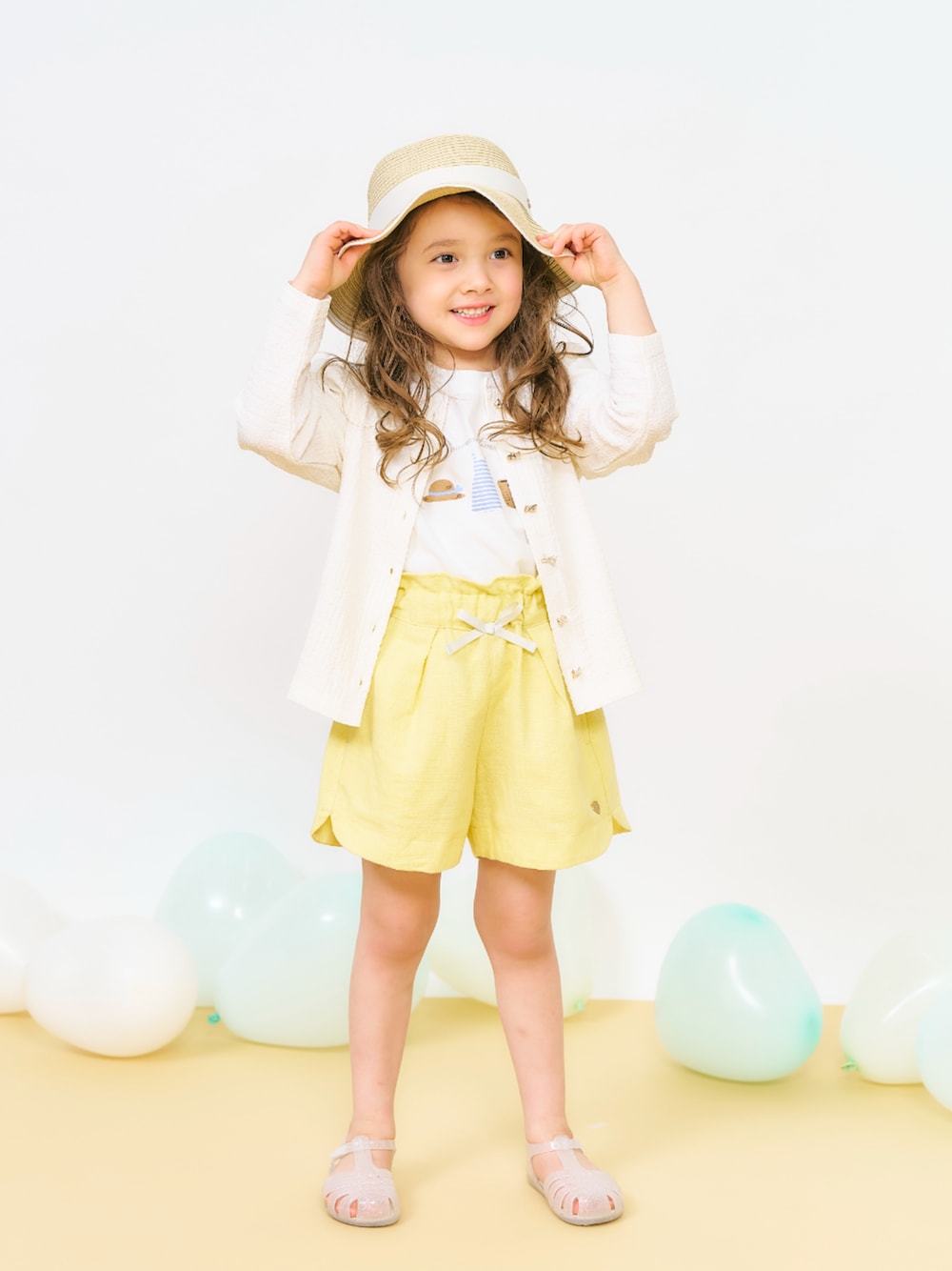 「F.O.Online Store、エフオーオンラインストア(F.O.Online Store)、apres les cours、アプレレクール、キッズコーデ、キッズファッション、女の子、ハット、Tシャツ、ハーフパンツ、春夏コーデ、淡色コーデ、サンダル、春めき満開コーデ、カーディガン」｜「apres les coursのジェリーサンダル（サンダル、ホワイト系）」を使った、F.O.OnlineStoreさん（キッズ・110cm）の春コーディネートの1枚目の写真