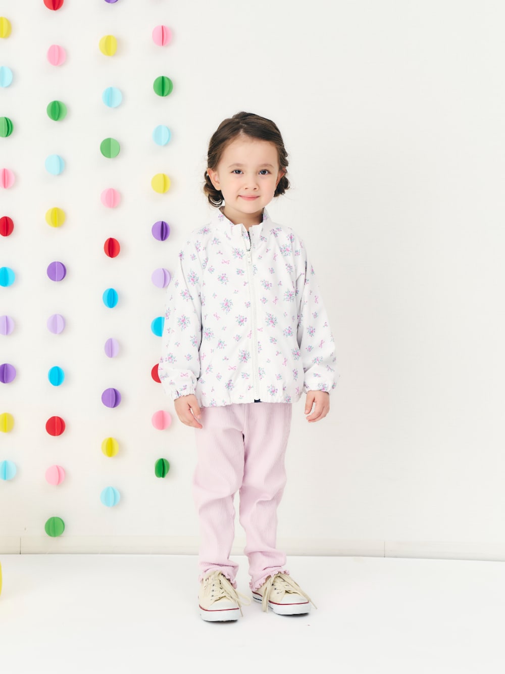 「F.O.Online Store、エフオーオンラインストア(F.O.Online Store)、apres les cours、アプレレクール、キッズコーデ、キッズファッション、女の子、女の子コーデ、春服、春アウター、ウィンドブレーカー、春めき満開コーデ、カジュアルコーデ、お出かけコーデ、雨の日コーデ」｜「apres les coursのフリルレギンス/7days Style pants（レギンス/スパッツ、ピンク系）」を使った、F.O.OnlineStoreさん（キッズ・110cm）の春コーディネートの1枚目の写真