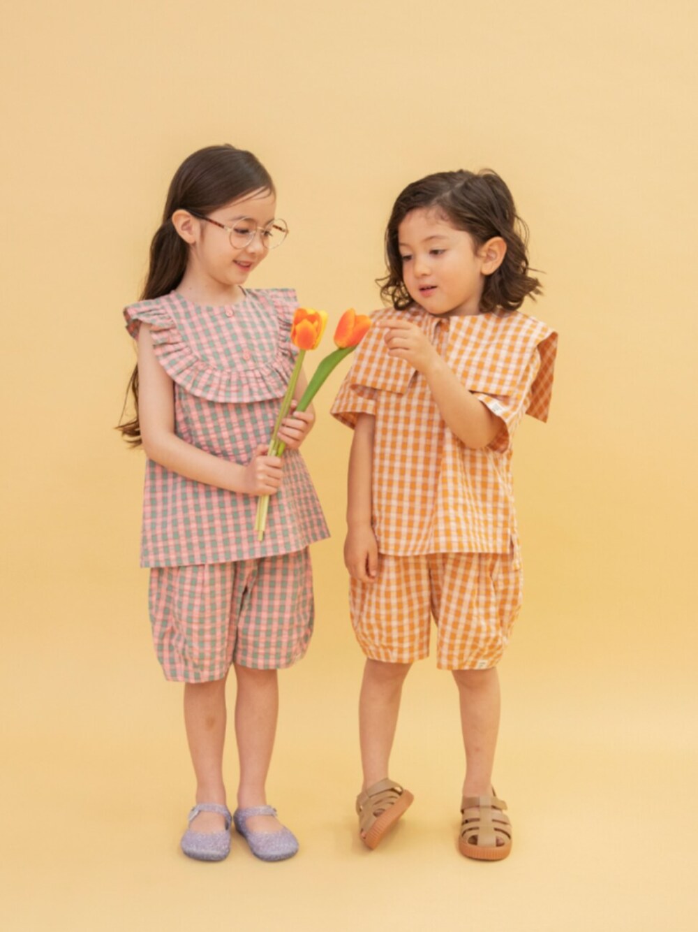 「F.O.Online Store、エフオーオンラインストア(F.O.Online Store)、BREEZE、ブリーズ、キッズコーデ、キッズファッション、男の子、女の子、リンクコーデ、セットアップ、チェック、サンダル、めがね、夏服、お出かけコーデ」｜「BREEZEのジェリーパンプス（サンダル、ブルー系）」を使った、F.O.OnlineStoreさん（キッズ・110cm）の夏コーディネートの1枚目の写真