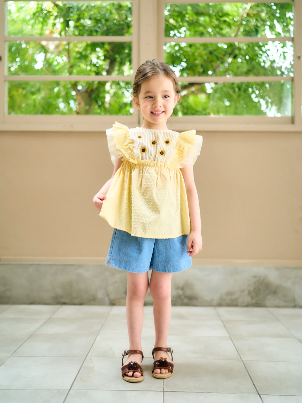 「F.O.Online Store、エフオーオンラインストア(F.O.Online Store)、apres les cours、アプレレクール、キッズコーデ、キッズファッション、女の子、チュニック、花柄、ハーフパンツ、お出かけコーデ、プチプラ、春夏コーデ、きれいめカジュアル、デニム」｜「apres les coursの【ジュニア対応】ハート・ひまわり刺繍チュニック（チュニック、イエロー系）」を使った、F.O.OnlineStoreさん（キッズ・110cm）の春コーディネートの1枚目の写真