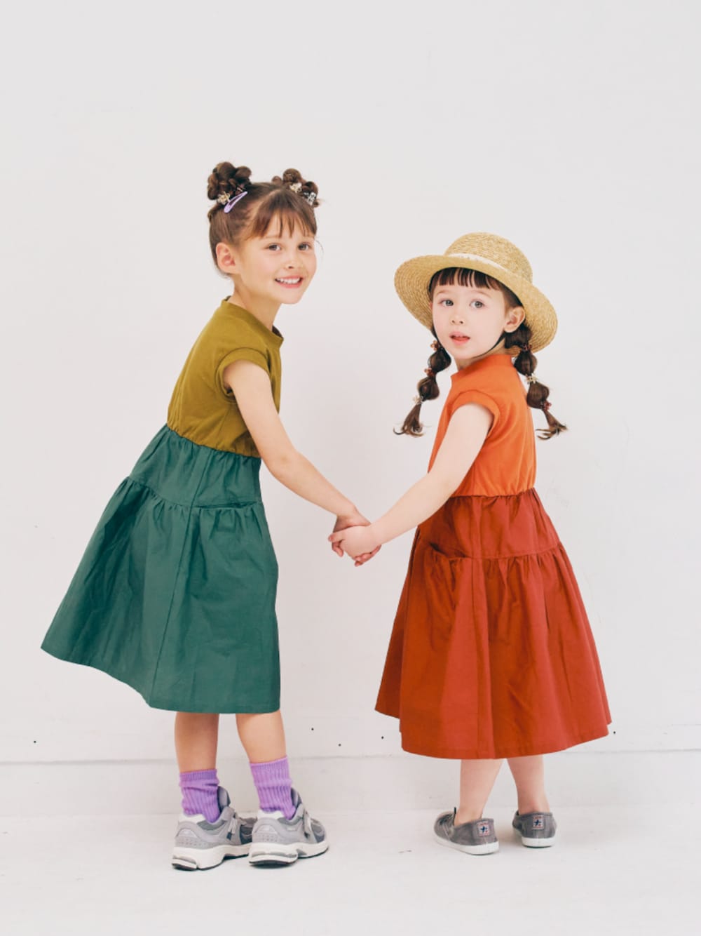 「F.O.Online Store、エフオーオンラインストア(F.O.Online Store)、p.premier、ピードットプルミエ、キッズコーデ、キッズファッション、女の子、リンクコーデ、おそろいコーデ、姉妹コーデ、ワンピース、ハット、靴下チラ見せ、お出かけコーデ、夏服」｜「p.premierのロゴリボンストローハット（ハット、ホワイト系）」を使った、F.O.OnlineStoreさん（キッズ・110cm）の春コーディネートの1枚目の写真