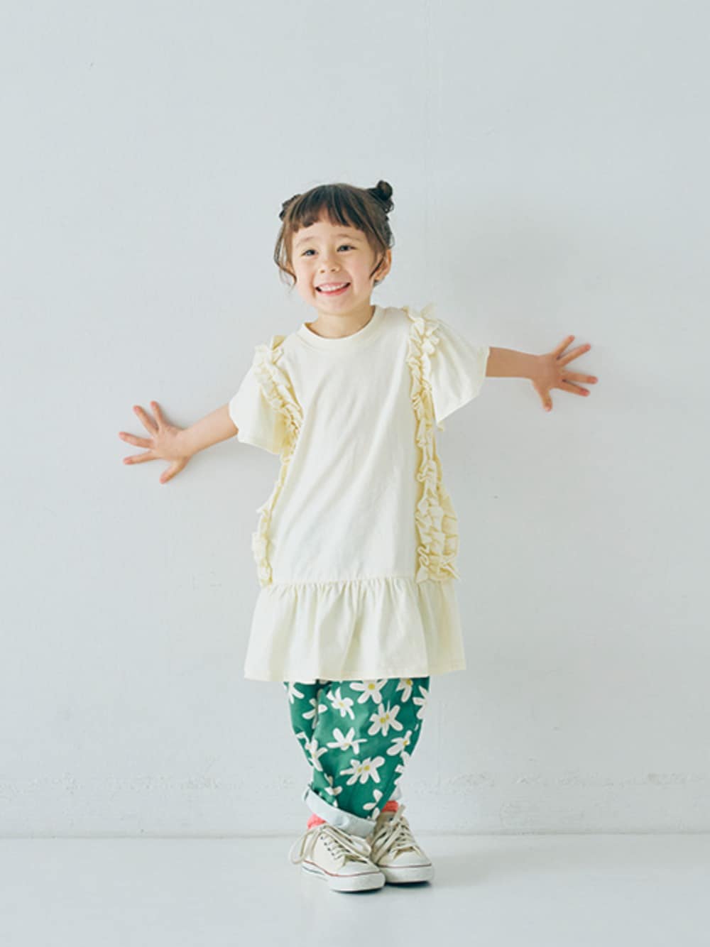 「F.O.Online Store、エフオーオンラインストア(F.O.Online Store)、p.premier、ピードットプルミエ、キッズコーデ、キッズファッション、キッズ、女の子、女の子コーデ、春コーデ、お出かけコーデ、カラーコーデ、総柄、花柄パンツ、靴下チラ見せ」｜「p.premierのイロチ買いしたいカラーリブソックス（ソックス/靴下、レッド系）」を使った、F.O.OnlineStoreさん（キッズ・110cm）の春コーディネートの1枚目の写真