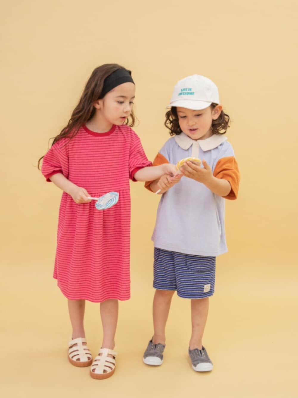 「F.O.Online Store、エフオーオンラインストア(F.O.Online Store)、BREEZE、ブリーズ、キッズコーデ、キッズファッション、男の子、女の子、リンクコーデ、ボーダー、夏コーデ、ポロシャツ、ワンピース、ハーフパンツ、キャップ」｜「BREEZEの【WEB限定/ジュニア対応】パイル半袖ポロシャツ（ポロシャツ、ブルー系）」を使った、F.O.OnlineStoreさん（キッズ・110cm）の夏コーディネートの1枚目の写真