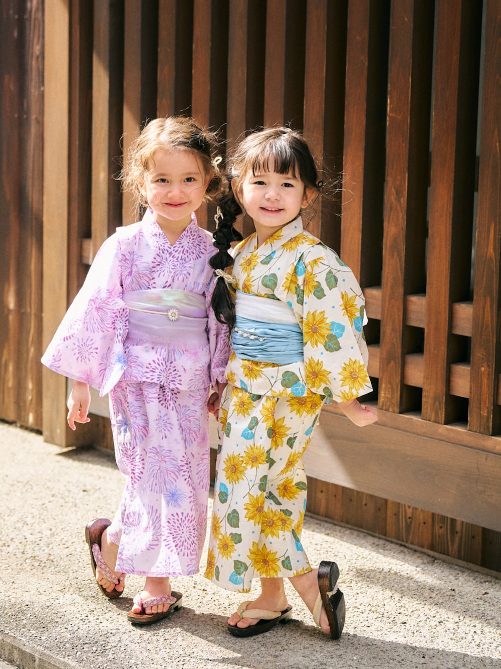 「F.O.Online Store、エフオーオンラインストア(F.O.Online Store)、apres les cours、アプレレクール、キッズコーデ、キッズファッション、女の子、女の子コーデ、お揃いコーデ、浴衣、お出かけコーデ、夏コーデ、夏休み、夏祭り、リンクコーデ」｜「apres les coursのパールリボンヘアクリップセット（その他ヘアアクセサリー、ホワイト系）」を使った、F.O.OnlineStoreさん（キッズ・110cm）の春コーディネートの1枚目の写真
