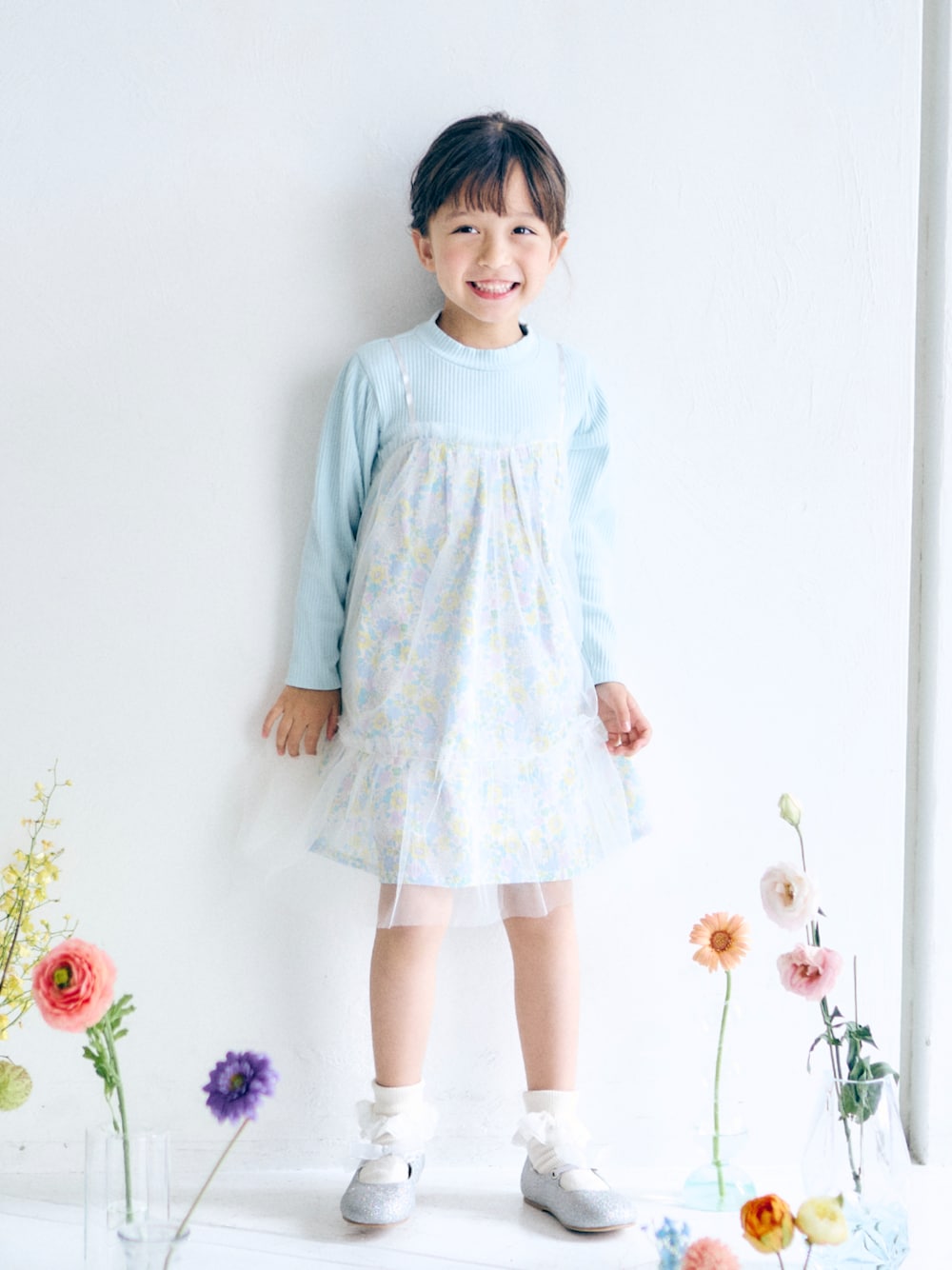 「F.O.Online Store、エフオーオンラインストア(F.O.Online Store)、apres les cours、アプレレクール、キッズコーデ、キッズファッション、女の子、カジュアル、きれいめカジュアル、ワンピース、お出かけコーデ、春コーデ、春、春色、通学コーデ」｜「apres les coursのフリルリブソックス（ソックス/靴下、ホワイト系）」を使った、F.O.OnlineStoreさん（キッズ・110cm）の春コーディネートの1枚目の写真