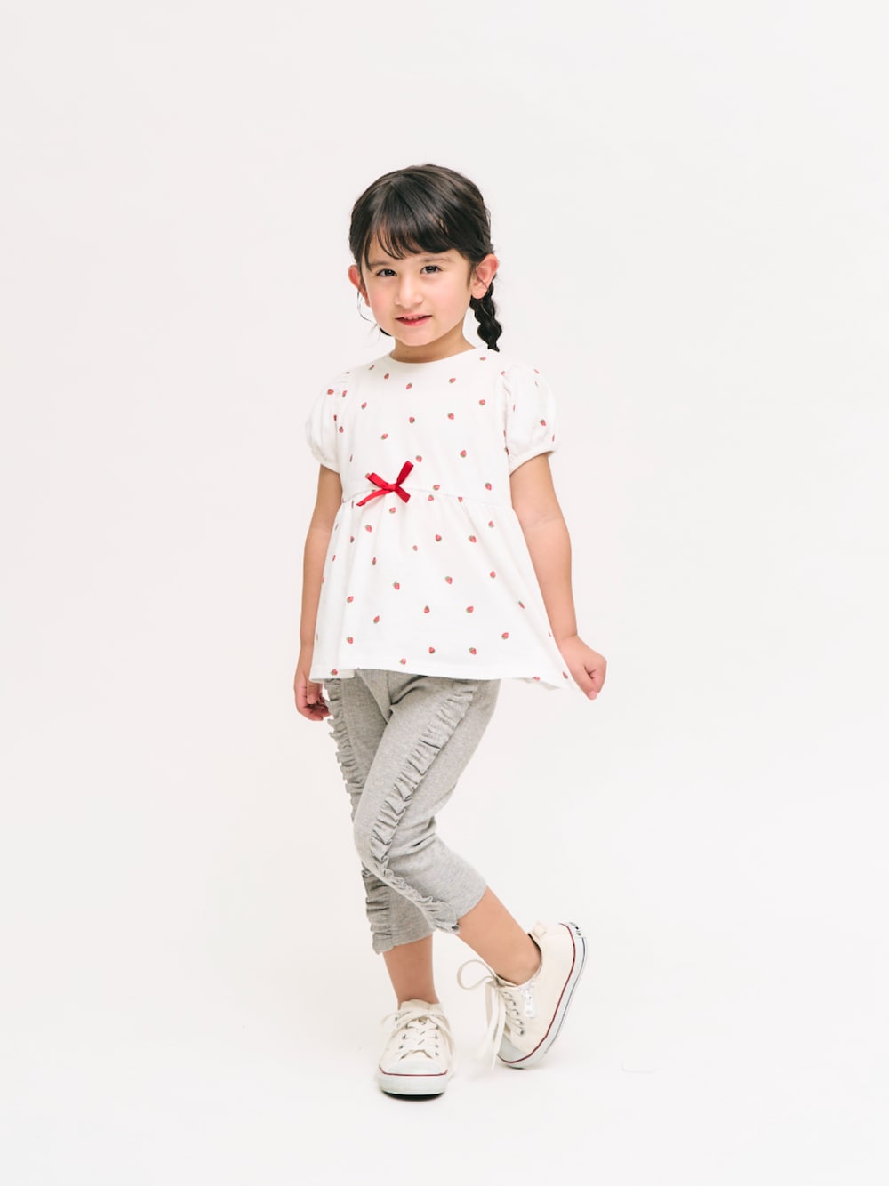 「F.O.Online Store、エフオーオンラインストア(F.O.Online Store)、apres les cours、アプレレクール、キッズコーデ、キッズファッション、女の子、女の子コーデ、淡色コーデ、シンプルコーデ、きれいめカジュアル、夏コーデ、通学コーデ、レギンス、レギンスパンツ」｜「apres les coursの【ジュニア対応】ペプラムパフ半袖Tシャツ/7days Style（Tシャツ/カットソー、ホワイト系）」を使った、F.O.OnlineStoreさん（キッズ・110cm）の春コーディネートの1枚目の写真