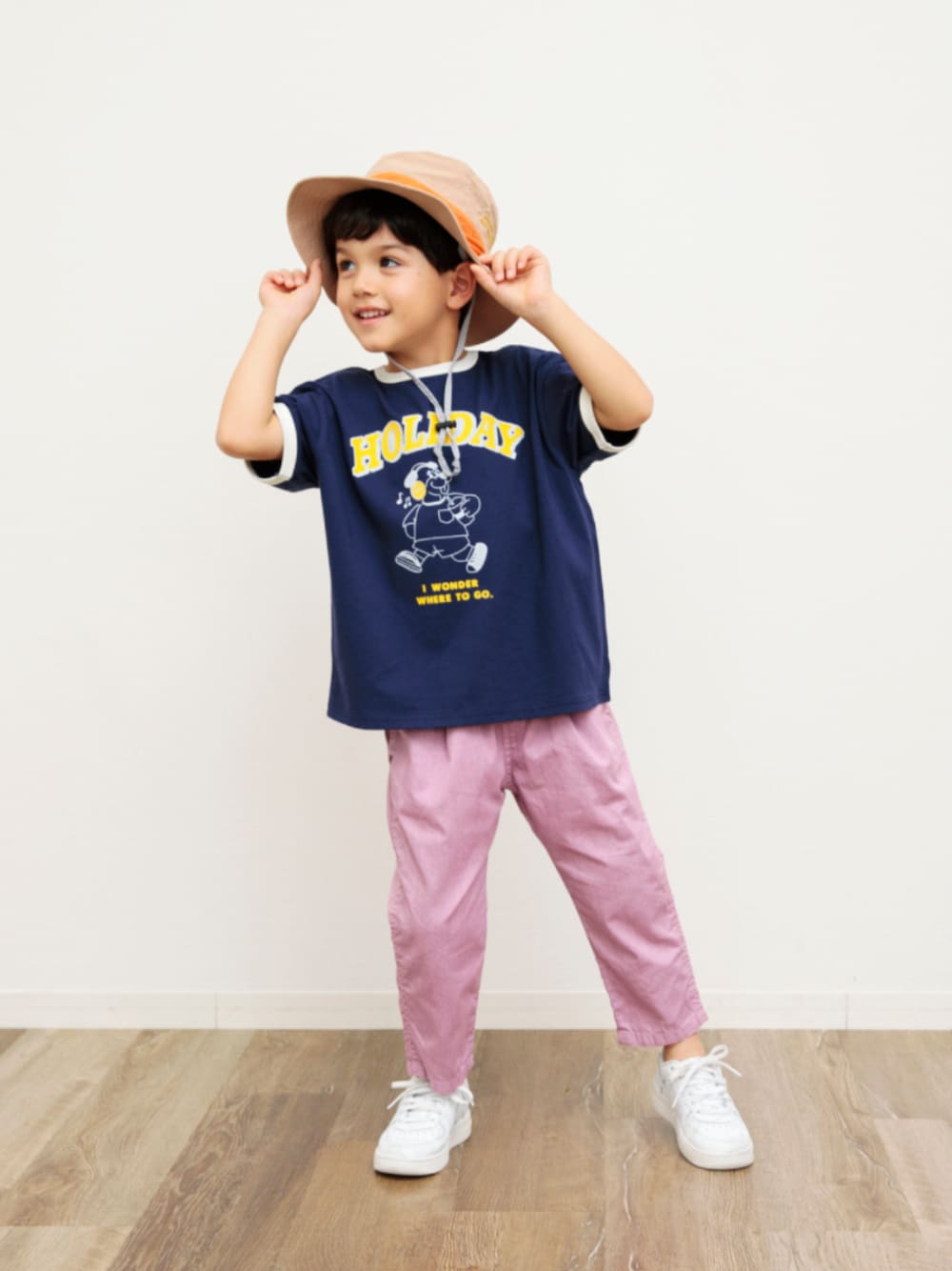 「F.O.Online Store、エフオーオンラインストア(F.O.Online Store)、BREEZE、ブリーズ、キッズコーデ、キッズファッション、男の子、ユニセックス、カジュアル、カジュアルコーデ、夏服、夏コーデ、ハット、パンツスタイル、プチプラ」｜「BREEZEの【リンク】3色3柄カレッジTシャツ（Tシャツ/カットソー、ブルー系）」を使った、F.O.OnlineStoreさん（キッズ・110cm）の夏コーディネートの1枚目の写真