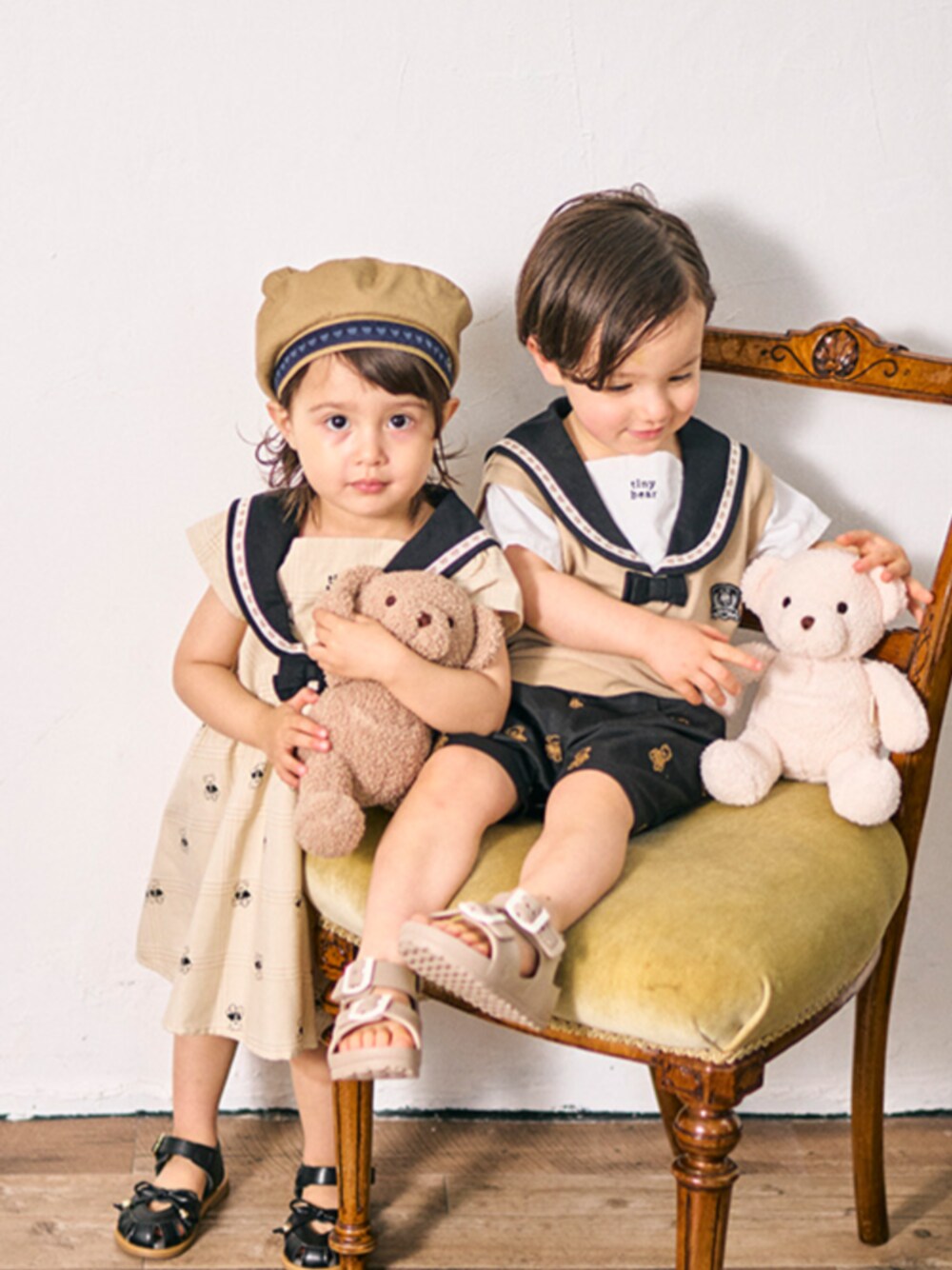 「F.O.Online Store、エフオーオンラインストア(F.O.Online Store)、apres les cours、クラシカル、セーラーカラー、おそろいコーデ、ブラウン、夏コーデ、リボン、ワンピース、キッズコーデ、サマースタイル、tiny bear、ベレー帽、くまさん」｜「apres les coursのEVAサンダル（サンダル、ホワイト系）」を使った、F.O.OnlineStoreさん（キッズ・90cm）の春コーディネートの1枚目の写真