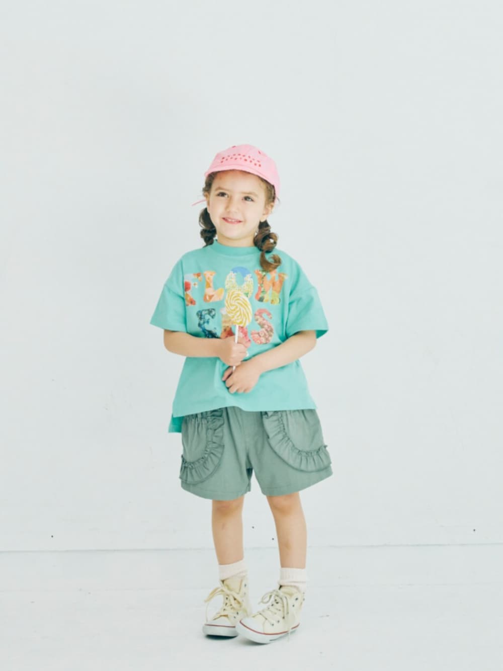「F.O.Online Store、エフオーオンラインストア(F.O.Online Store)、p.premier、ピードットプルミエ、キッズコーデ、キッズファッション、女の子、女の子コーデ、ハーフパンツ、キャップ、靴下チラ見せ、ロゴT、スポーツミックス、プチプラ、きれいめカジュアル」｜「p.premierのイロチ買いしたいカラーリブソックス（ソックス/靴下、ホワイト系）」を使った、F.O.OnlineStoreさん（キッズ・110cm）の春コーディネートの1枚目の写真