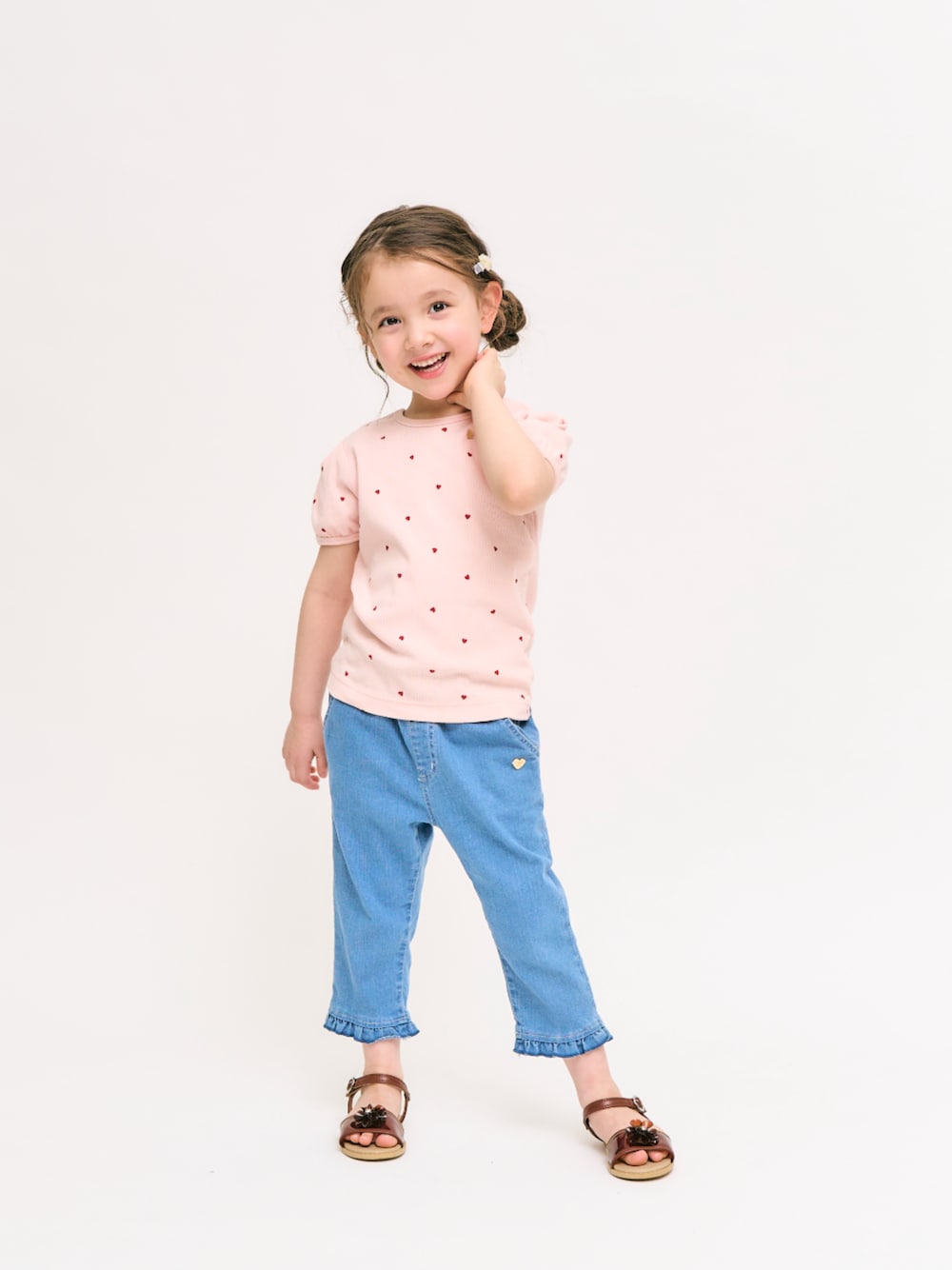 「F.O.Online Store、エフオーオンラインストア(F.O.Online Store)、apres les cours、アプレレクール、キッズコーデ、キッズファッション、女の子、パンツスタイル、デニム、サンダル、通学コーデ、カジュアルコーデ、きれいめカジュアル、プチプラ、ヘアアクセサリー」｜「apres les coursのハートポケットクロップドきゅんパンツ（その他パンツ、ブルー系）」を使った、F.O.OnlineStoreさん（キッズ・110cm）の春コーディネートの1枚目の写真