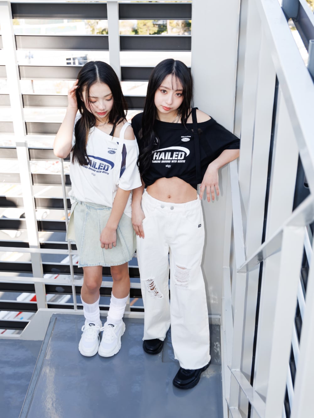 「F.O.Online Store、エフオーオンラインストア(F.O.Online Store)、ALGY、アルジー、キッズコーデ、キッズファッション、女の子、ストリート、カジュアルコーデ、お出かけコーデ、リンクコーデ、おそろいコーデ、デニムスカート、ワイドパンツ、プチプラ」｜「algyのデザインソールスニーカー（スニーカー、ホワイト系）」を使った、F.O.OnlineStoreさん（キッズ・153cm）の夏コーディネートの1枚目の写真