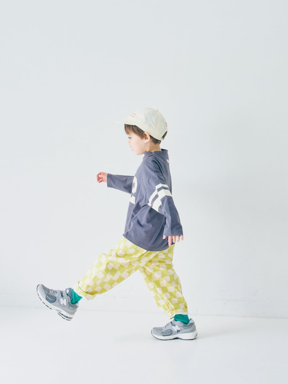 「F.O.Online Store、エフオーオンラインストア(F.O.Online Store)、p.premier、ピードットプルミエ、キッズコーデ、キッズファッション、男の子、ユニセックス、キャップ、ロンT、総柄、パンツスタイル、靴下チラ見せ、アメカジ、お出かけコーデ」｜「p.premierのイロチ買いしたいフットボール切替長袖Tシャツ（Tシャツ/カットソー、グレー系）」を使った、F.O.OnlineStoreさん（キッズ・110cm）の春コーディネートの1枚目の写真