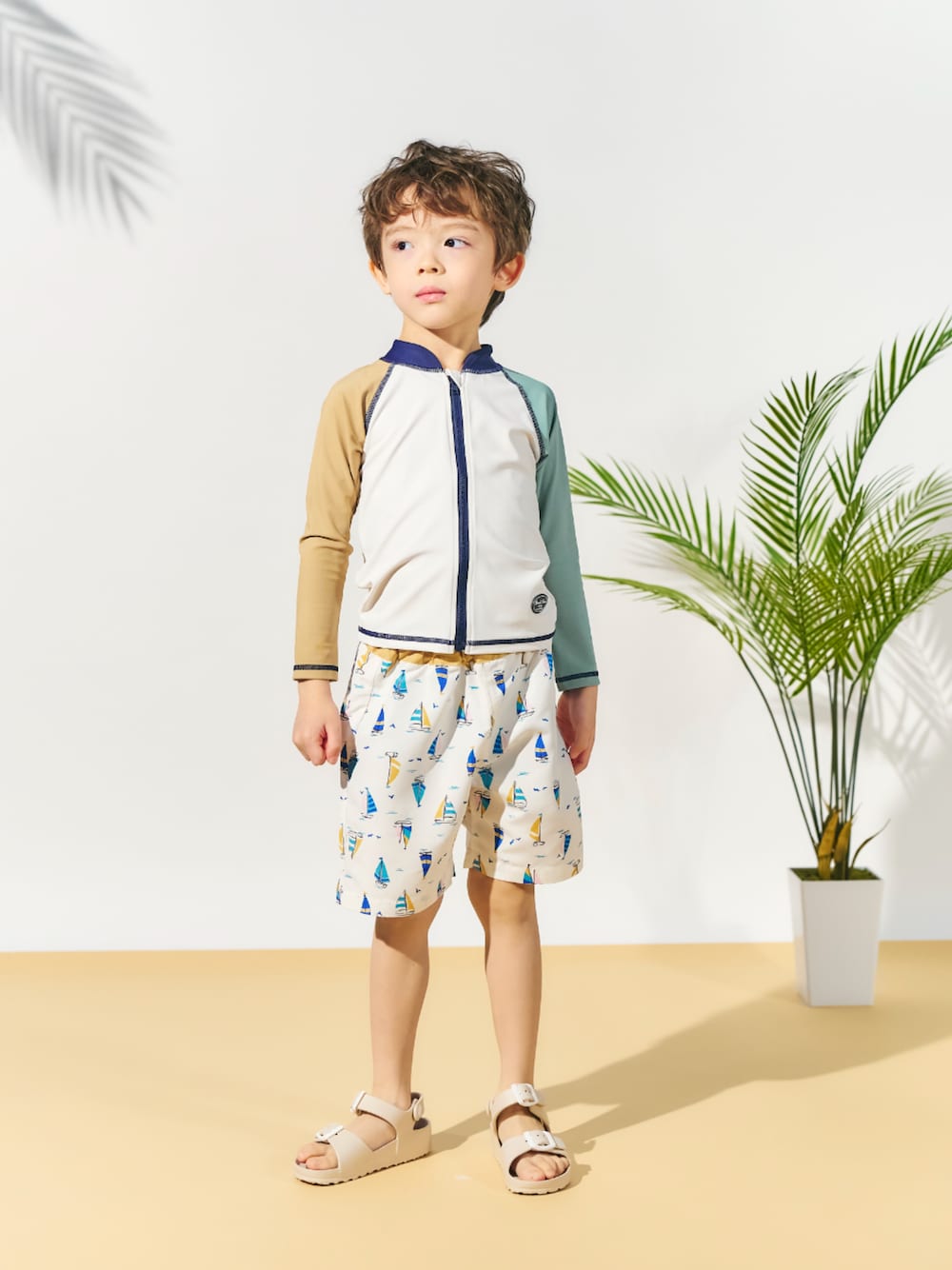 「F.O.Online Store、エフオーオンラインストア(F.O.Online Store)、apres les cours、アプレレクール、キッズコーデ、キッズファッション、男の子、スイムウェア、ラッシュガード、水着、ハーフパンツ、サンダル、プール、夏コーデ、スポーツミックス」｜「apres les coursのバイカラーラッシュガード（ラッシュガード、ホワイト系）」を使った、F.O.OnlineStoreさん（キッズ・110cm）の夏コーディネートの1枚目の写真