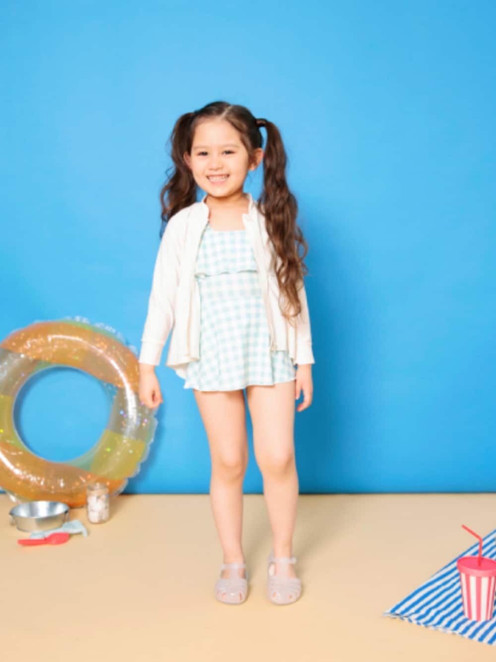 「F.O.Online Store、エフオーオンラインストア(F.O.Online Store)、BREEZE、ブリーズ、キッズコーデ、キッズファッション、女の子、水着、ワンピース、ラッシュガード、サンダル、プール、海、プチプラ、夏コーデ」｜「BREEZEのジェリーサンダル（サンダル、ホワイト系）」を使った、F.O.OnlineStoreさん（キッズ・110cm）の春コーディネートの1枚目の写真