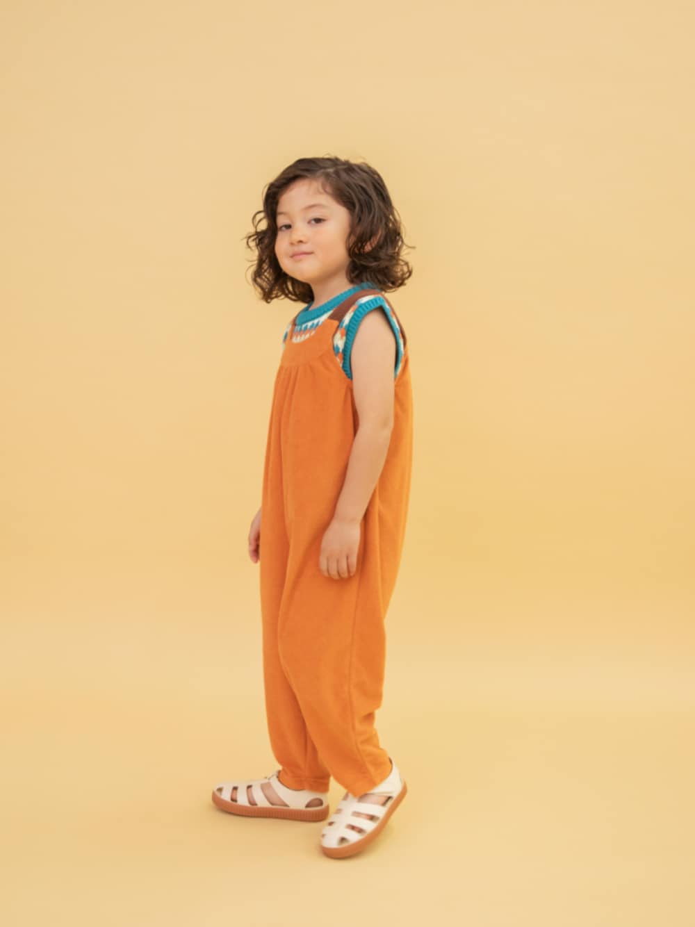 「F.O.Online Store、エフオーオンラインストア(F.O.Online Store)、BREEZE、ブリーズ、キッズコーデ、キッズファッション、男の子、タンクトップ、ボーダー、サロペット、シンプルコーデ、レイヤードスタイル、カジュアル、カジュアルコーデ、プチプラ」｜「BREEZEの【WEB限定】サマーニットタンクトップ（Tシャツ/カットソー、グリーン系）」を使った、F.O.OnlineStoreさん（キッズ・110cm）の春コーディネートの1枚目の写真