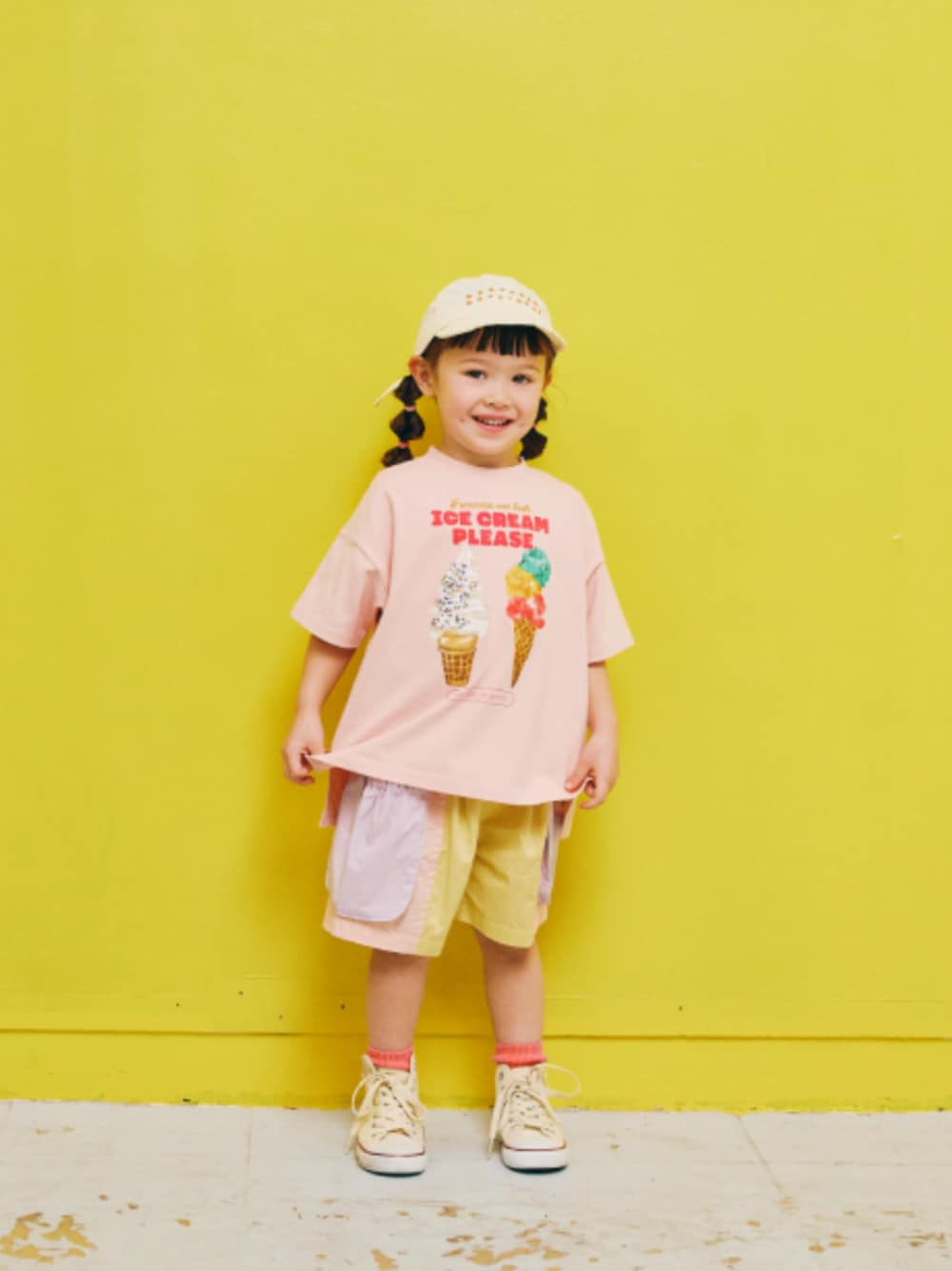 「F.O.Online Store、エフオーオンラインストア(F.O.Online Store)、p.premier、ピードットプルミエ、キッズコーデ、キッズファッション、女の子、ユニセックス、最近のいい感じコーデ、プチプラ、カジュアルコーデ、春夏コーデ、キャップ、ハーフパンツ、靴下チラ見せ」｜「p.premierのイロチ買いしたいカラーリブソックス（ソックス/靴下、レッド系）」を使った、F.O.OnlineStoreさん（キッズ・110cm）の春コーディネートの1枚目の写真