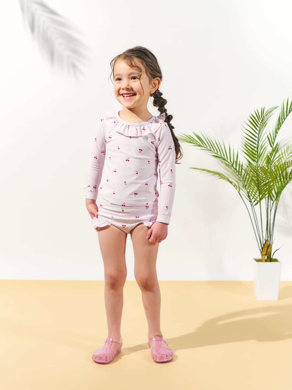 「F.O.Online Store、エフオーオンラインストア(F.O.Online Store)、apres les cours、アプレレクール、キッズコーデ、キッズファッション、女の子、水着、ワンピース、サンダル、プール、スイムウェア、淡色コーデ、夏コーデ、海」｜「apres les coursのラッシュガード付きフリル水着（水着、ピンク系）」を使った、F.O.OnlineStoreさん（キッズ・110cm）の夏コーディネートの1枚目の写真