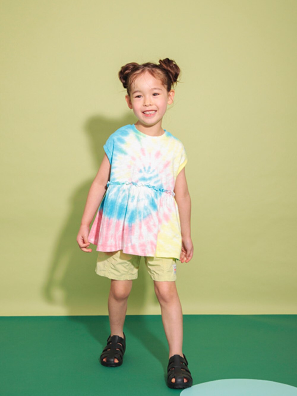 「F.O.Online Store、エフオーオンラインストア(F.O.Online Store)、BREEZE、apres les cours、女の子、ハーフパンツ、タイダイ柄、ノースリーブ、夏コーデ、夏、おんなのこ、アウトドアスタイル、カジュアル、カラフル、水陸両用」｜「BREEZEの【リンク】タイダイチュニック（チュニック、ブルー系）」を使った、F.O.OnlineStoreさん（キッズ・110cm）の夏コーディネートの1枚目の写真