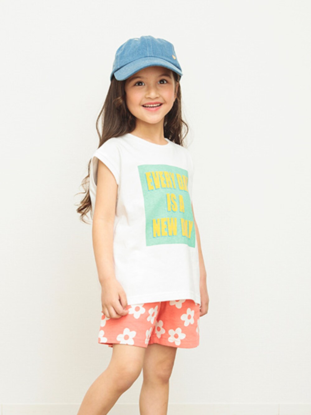 「F.O.Online Store、エフオーオンラインストア(F.O.Online Store)、BREEZE、ノースリーブ、夏Tコーデ、白Tシャツ、ロゴT、カジュアル、柄パンツ、花柄、ハーフパンツ、キャップ、夏コーデ、プチプラ、キッズファッション」｜「BREEZEの【ユニセックス・20色展開】カラバリイージーパンツ（その他パンツ、その他）」を使った、F.O.OnlineStoreさん（キッズ・110cm）の夏コーディネートの1枚目の写真