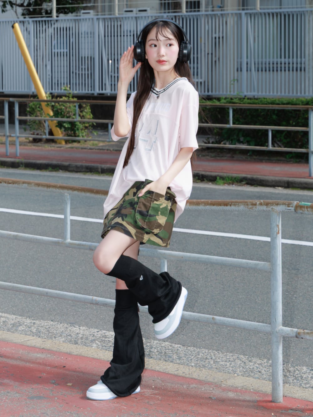 「F.O.Online Store、エフオーオンラインストア(F.O.Online Store)、ALGY、アルジー、キッズコーデ、キッズファッション、女の子、カジュアル、カジュアルコーデ、ストリート、お出かけコーデ、ピンクシャツ、スカート、スニーカー、プチプラ」｜「algyのロゴシシュウレッグカバー（レッグウォーマー、ブラック系）」を使った、F.O.OnlineStoreさん（キッズ・160cm）の夏コーディネートの1枚目の写真