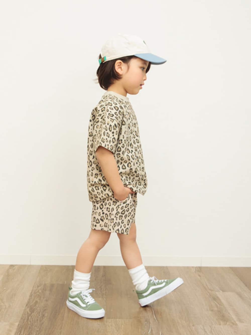 「F.O.Online Store、エフオーオンラインストア(F.O.Online Store)、BREEZE、BREEZEコーデ、ブリーズ、セットアップ、アニマル柄、レオパード柄、半袖、ハーフパンツ、キャップ、夏コーデ、お出かけコーデ、ゆったりコーデ、キッズコーデ」｜「BREEZEのモチーフキャップ（キャップ、ブルー系）」を使った、F.O.OnlineStoreさん（キッズ・110cm）の夏コーディネートの1枚目の写真