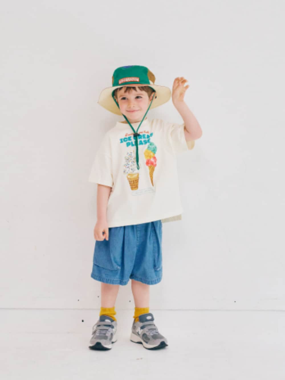 「F.O.Online Store、エフオーオンラインストア(F.O.Online Store)、p.premier、ピードットプルミエ、キッズコーデ、キッズファッション、男の子、ユニセックス、ハーフパンツ、Tシャツ、ハット、靴下チラ見せ、夏コーデ、夏服、デニム」｜「p.premierのイロチ買いしたいカラーリブソックス（ソックス/靴下、イエロー系）」を使った、F.O.OnlineStoreさん（キッズ・110cm）の春コーディネートの1枚目の写真