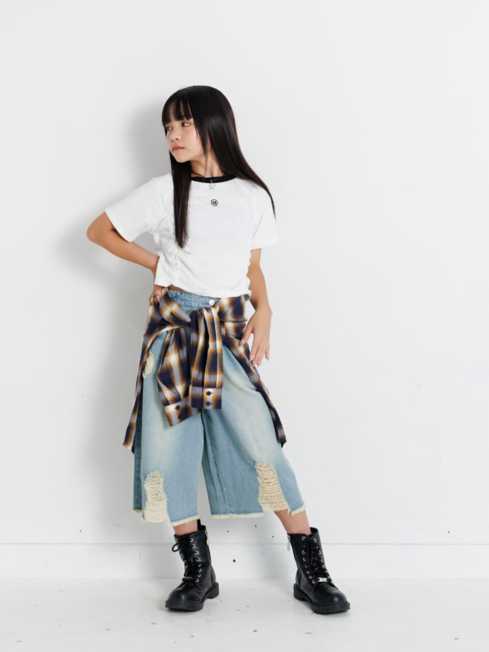 「F.O.Online Store、エフオーオンラインストア(F.O.Online Store)、ALGY、アルジー、キッズコーデ、キッズファッション、女の子、カジュアル、お出かけコーデ、きれいめカジュアル、アメカジ、シャツ、チェックシャツ、デニム、白Tシャツ」｜「algyのギャザーミニトップス（Tシャツ/カットソー、ホワイト系）」を使った、F.O.OnlineStoreさん（キッズ・141cm）の夏コーディネートの1枚目の写真