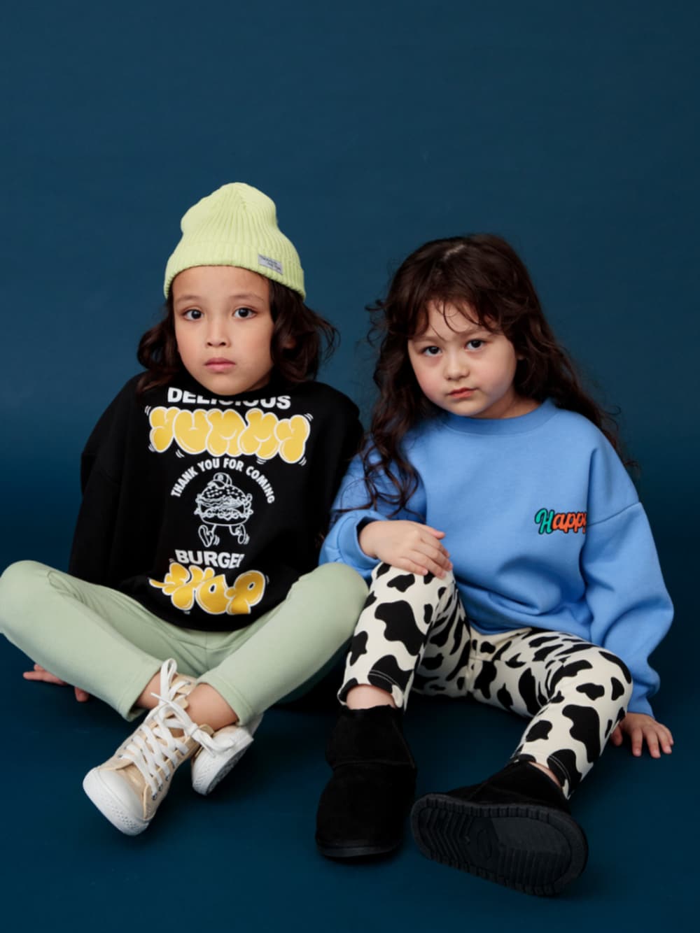 「キッズコーデ、キッズファッション、F.O.Online Store、エフオーオンラインストア(F.O.Online Store)、ラフコーデ、トレーナー、ニット帽、牛柄、あったかコーデ、BREEZE、レギパン」｜「BREEZEの裏起毛３柄ストリートトレーナー（スウェット、ブルー系）」を使った、F.O.OnlineStoreさん（キッズ・110cm）の冬コーディネートの1枚目の写真